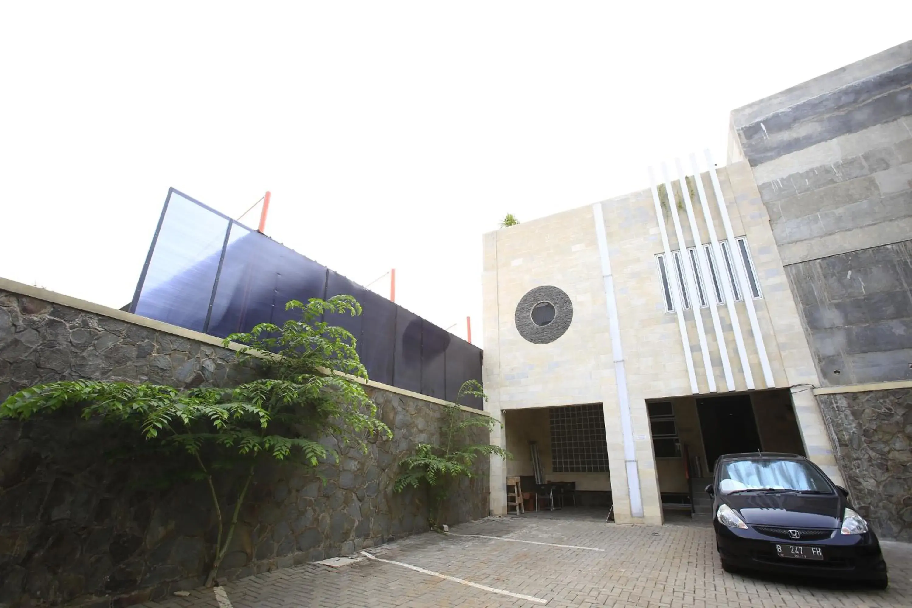 Facade/entrance in RedDoorz near Cilandak Town Square Facade/entrance in RedDoorz near Cilandak Town Square