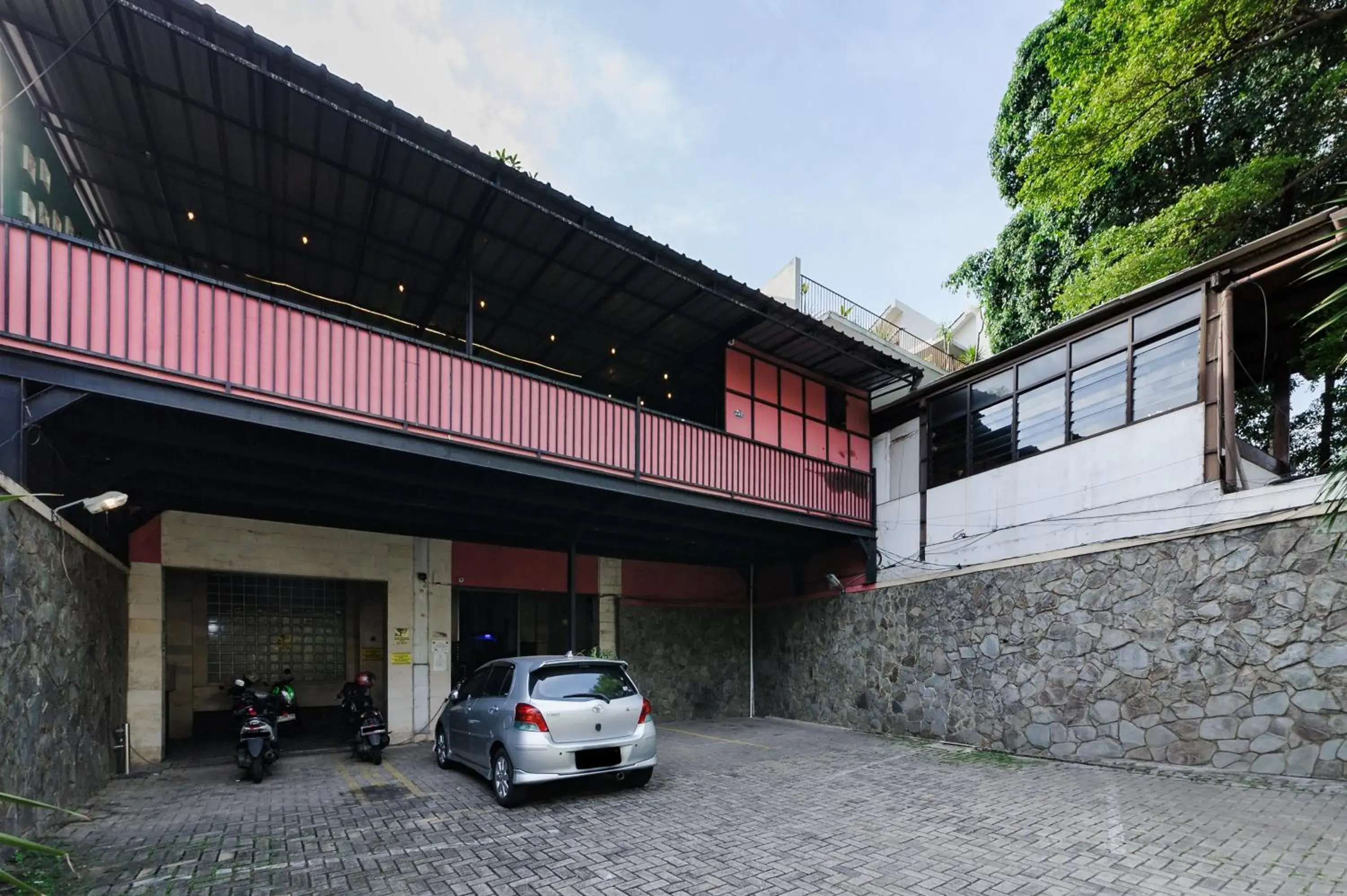 Facade/entrance in RedDoorz near Cilandak Town Square Facade/entrance in RedDoorz near Cilandak Town Square