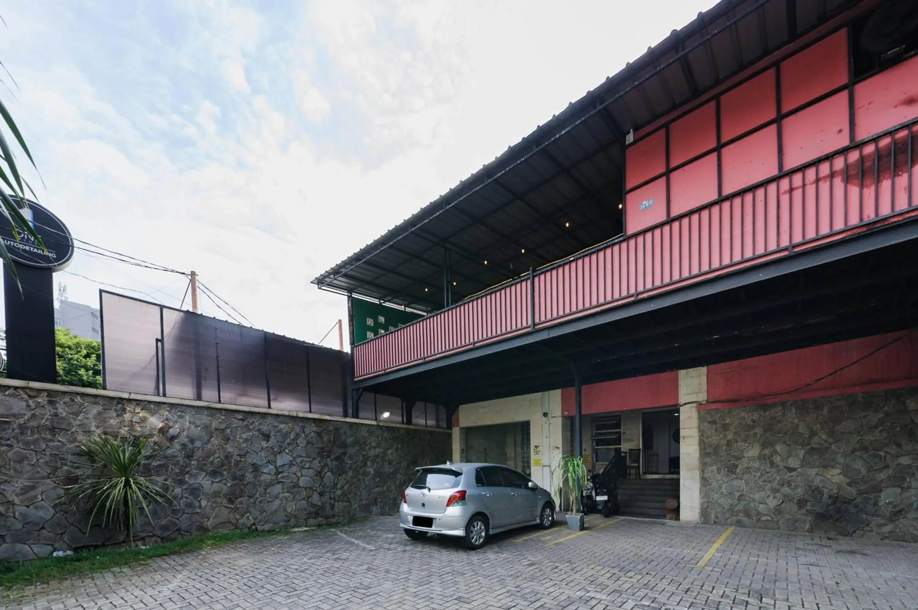 Facade/entrance in RedDoorz near Cilandak Town Square Facade/entrance in RedDoorz near Cilandak Town Square