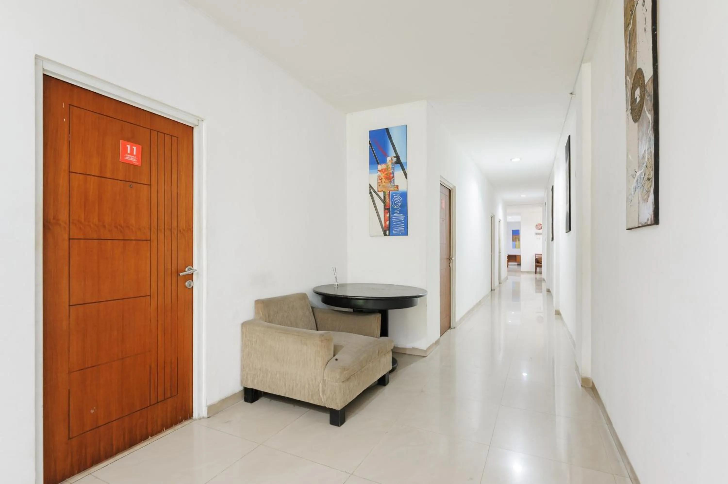 Seating area in RedDoorz near Cilandak Town Square