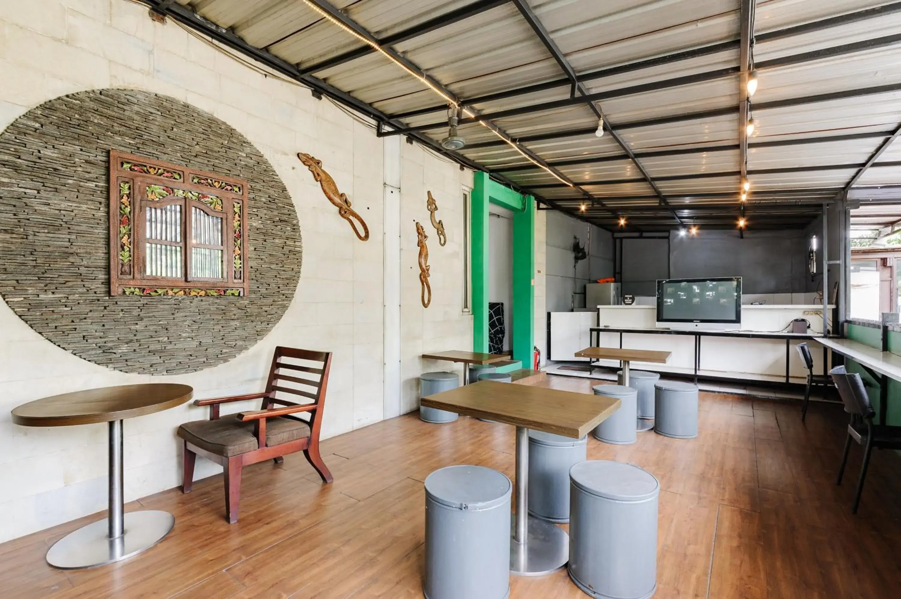 Seating area in RedDoorz near Cilandak Town Square Seating area in RedDoorz near Cilandak Town Square