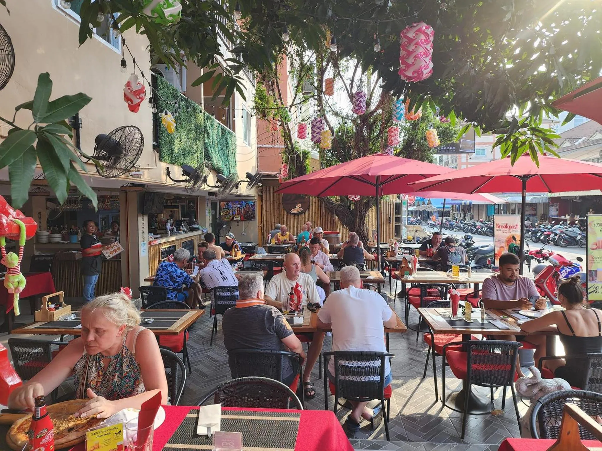 Restaurant/places to eat in Patumnak Beach Guesthouse