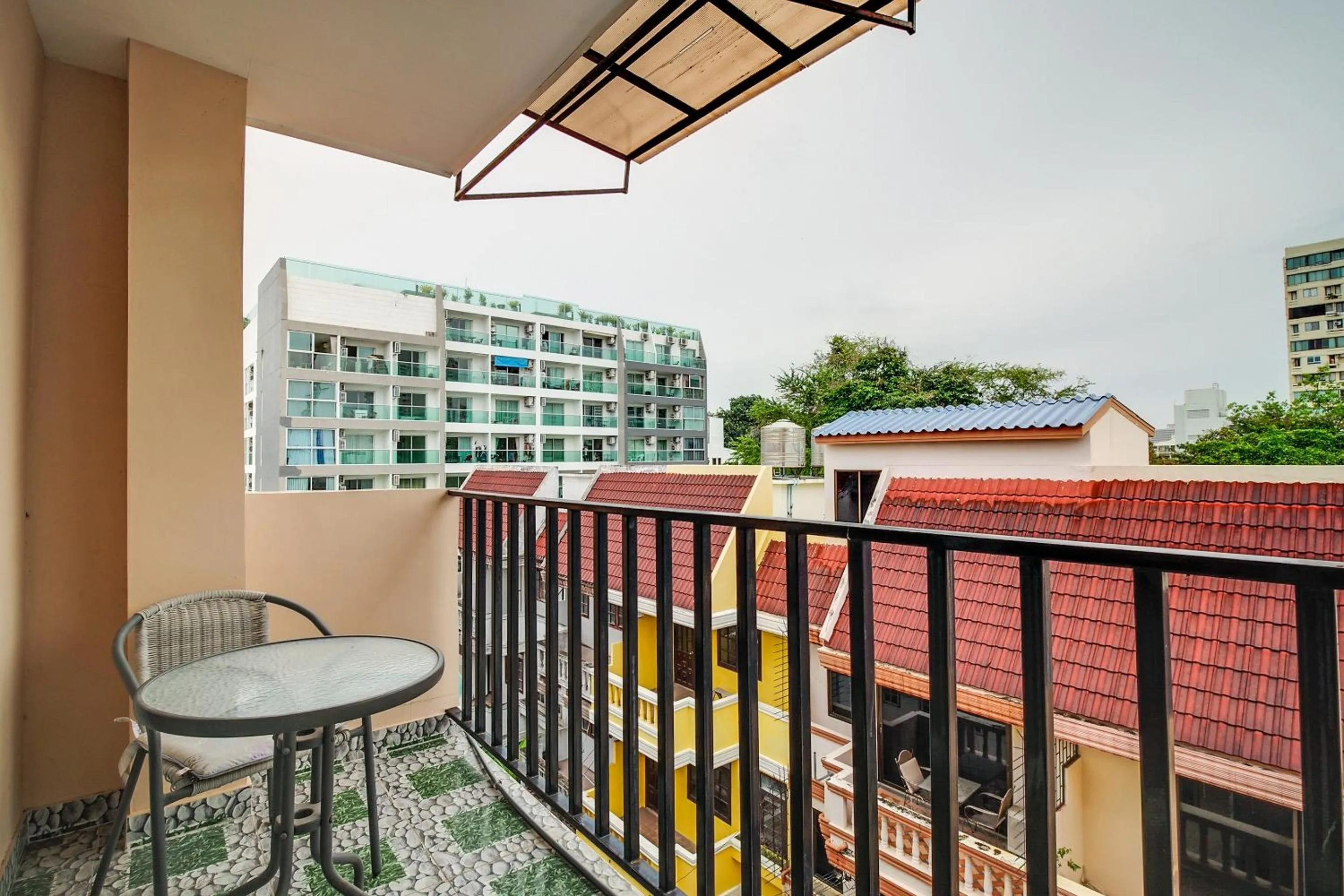Balcony/Terrace in Patumnak Beach Guesthouse