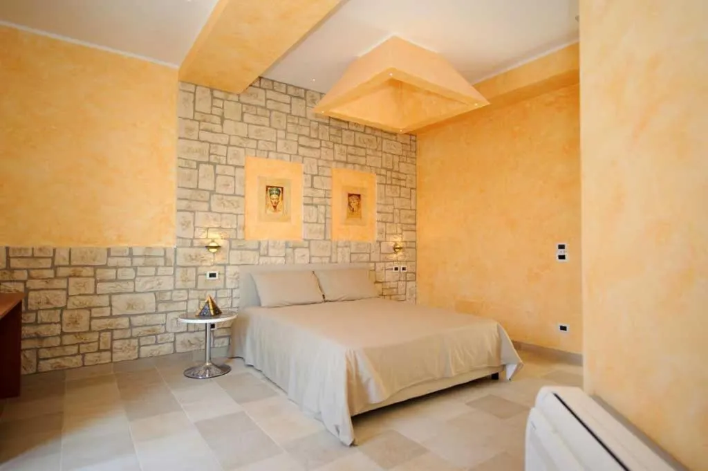 Large Double Room in Villa Tivoli