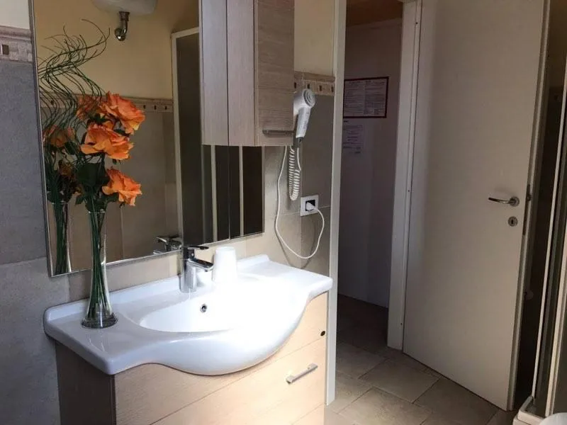 Large Double Room in Villa Tivoli