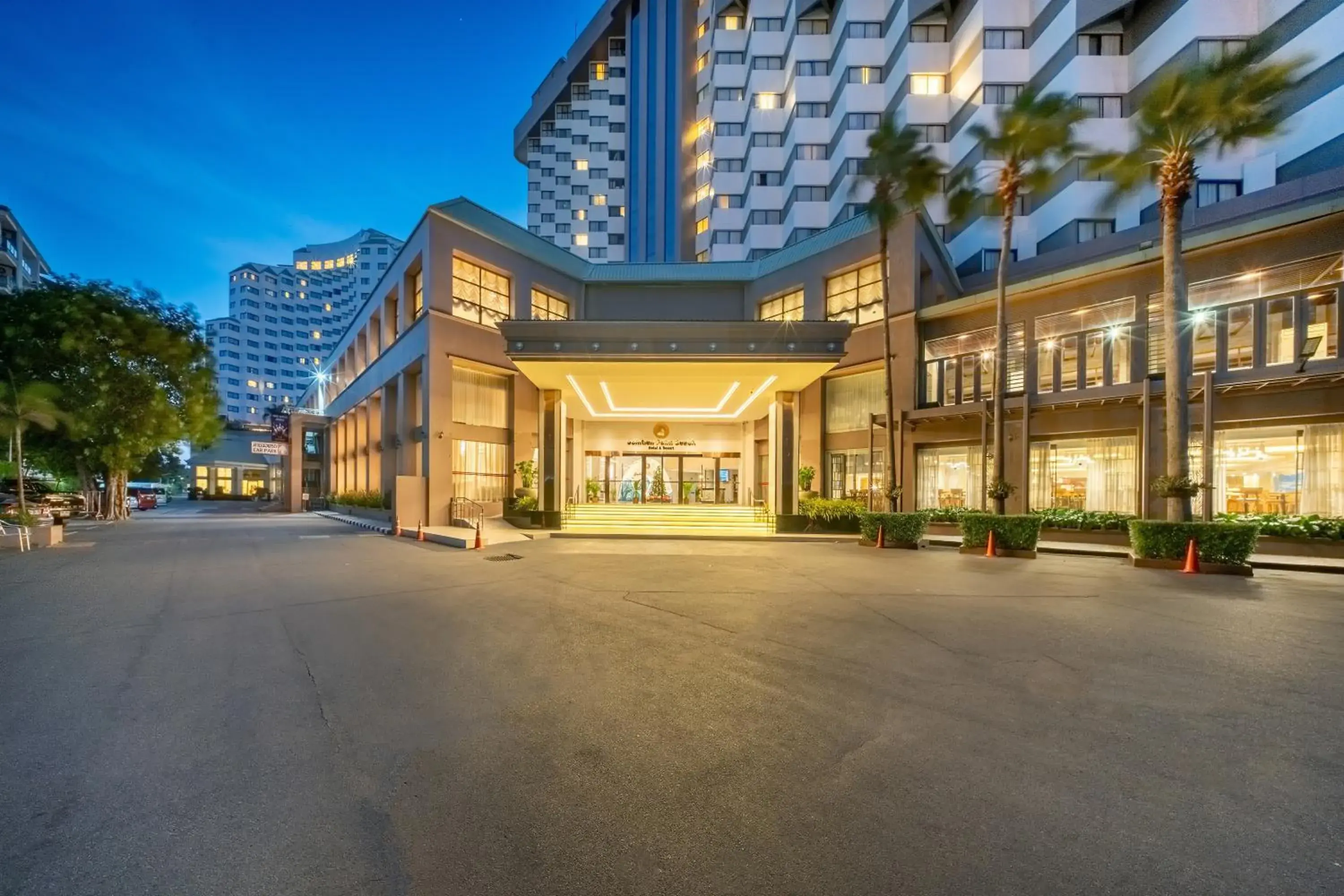 Property building in Jomtien Palm Beach Hotel & Resort - Family-Friendly Property building in Jomtien Palm Beach Hotel & Resort - Family-Friendly