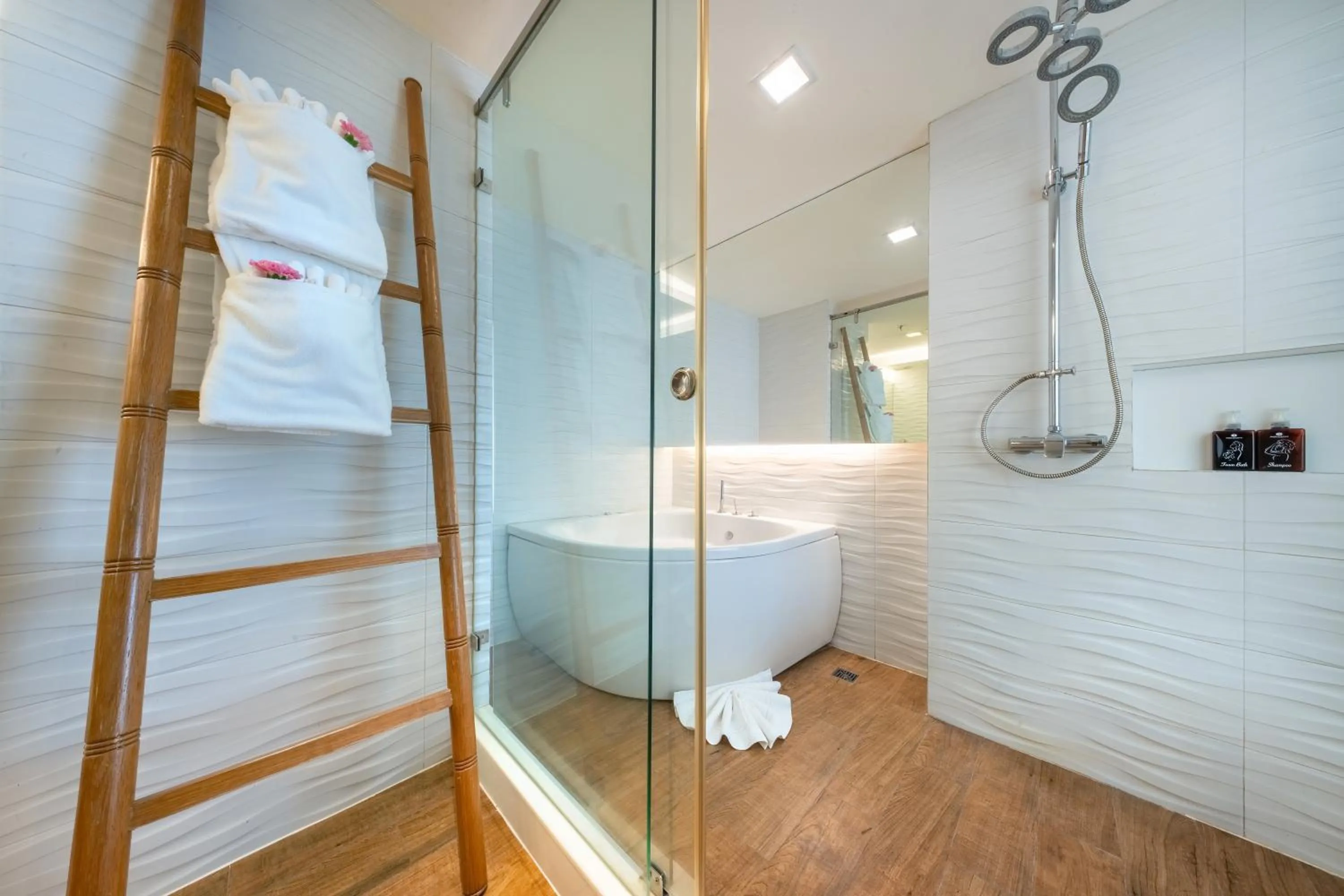 Shower in Jomtien Palm Beach Hotel and Resort