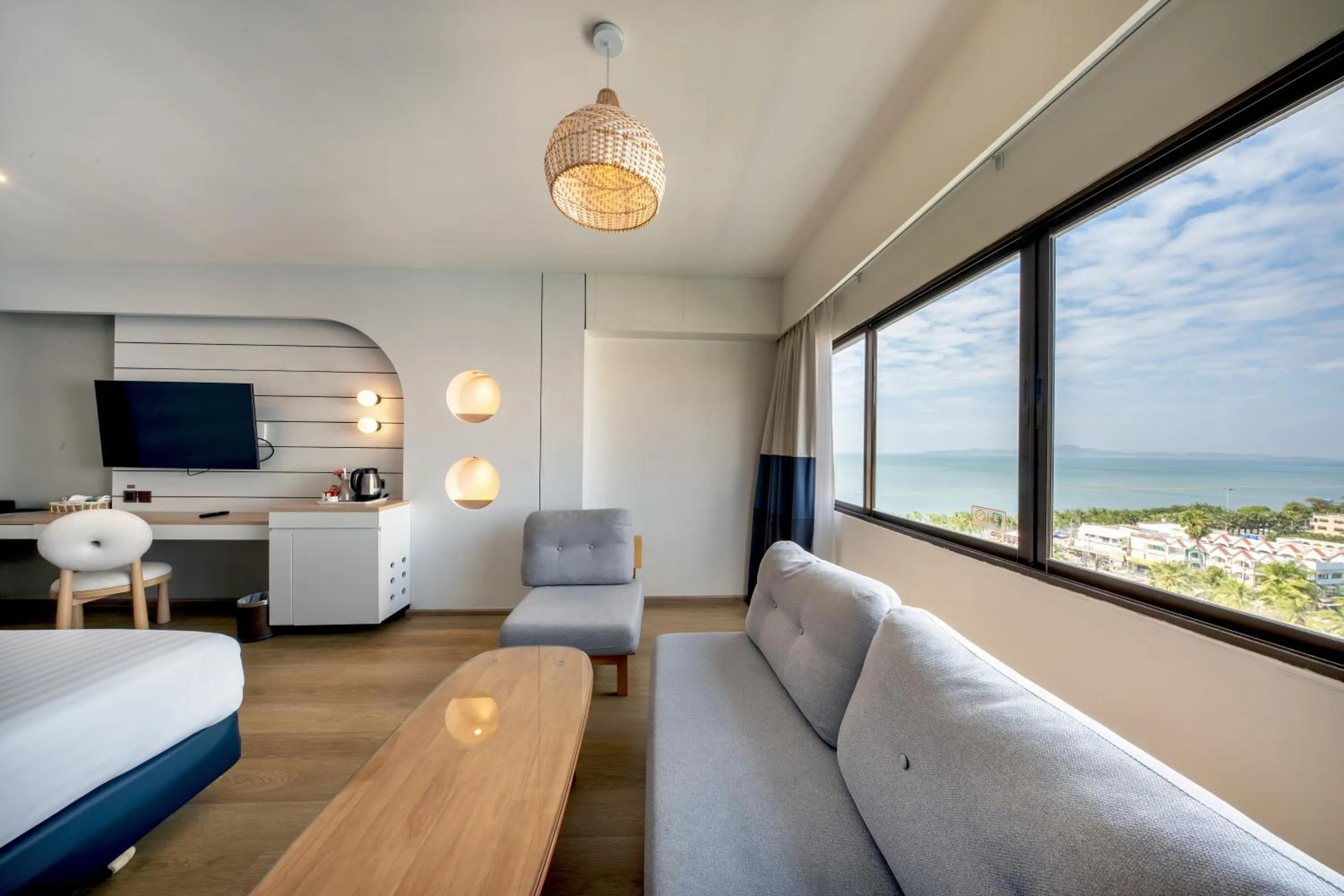 Photo of the whole room, Bed in Jomtien Palm Beach Hotel & Resort - Family-Friendly