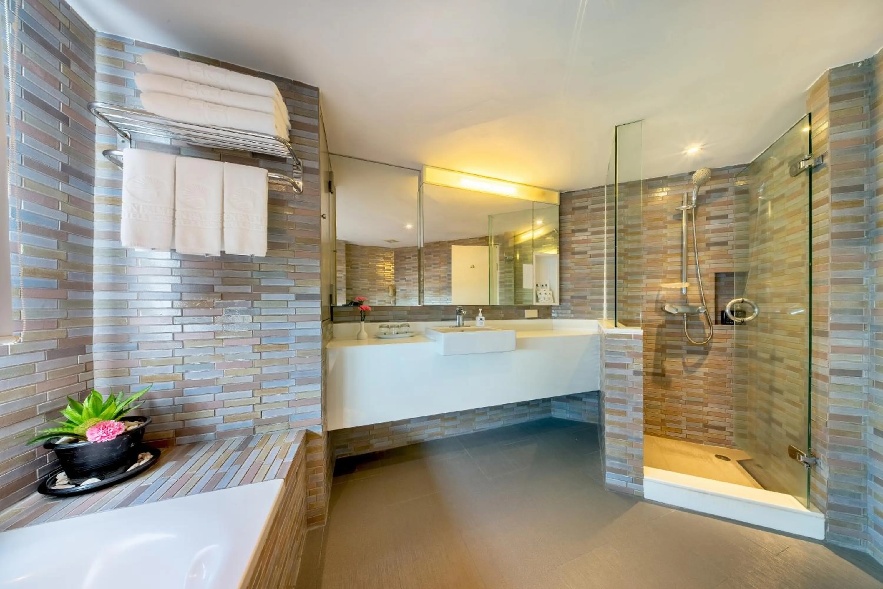 Shower in Jomtien Palm Beach Hotel & Resort - Family-Friendly