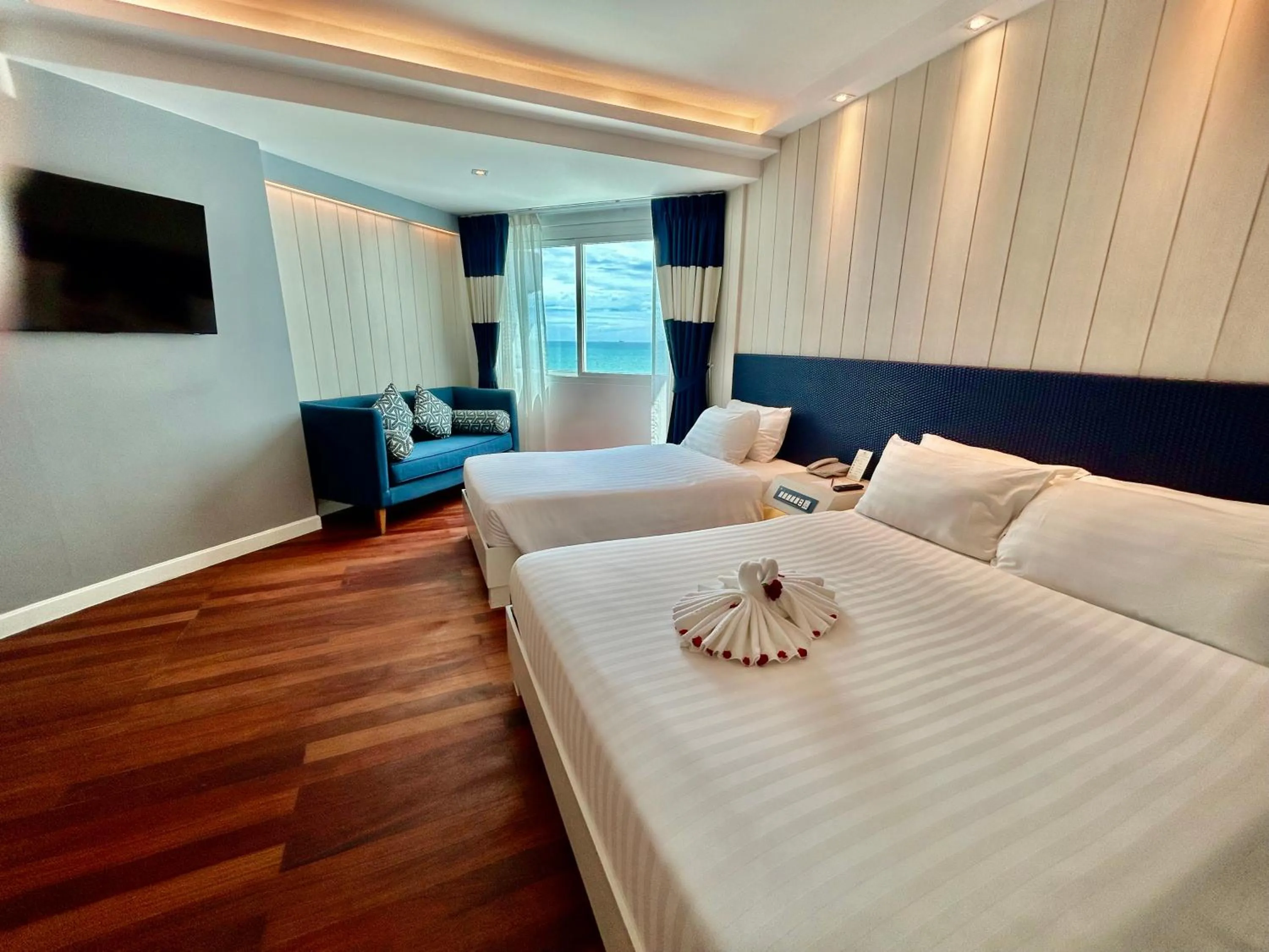 Bed in Jomtien Palm Beach Hotel and Resort