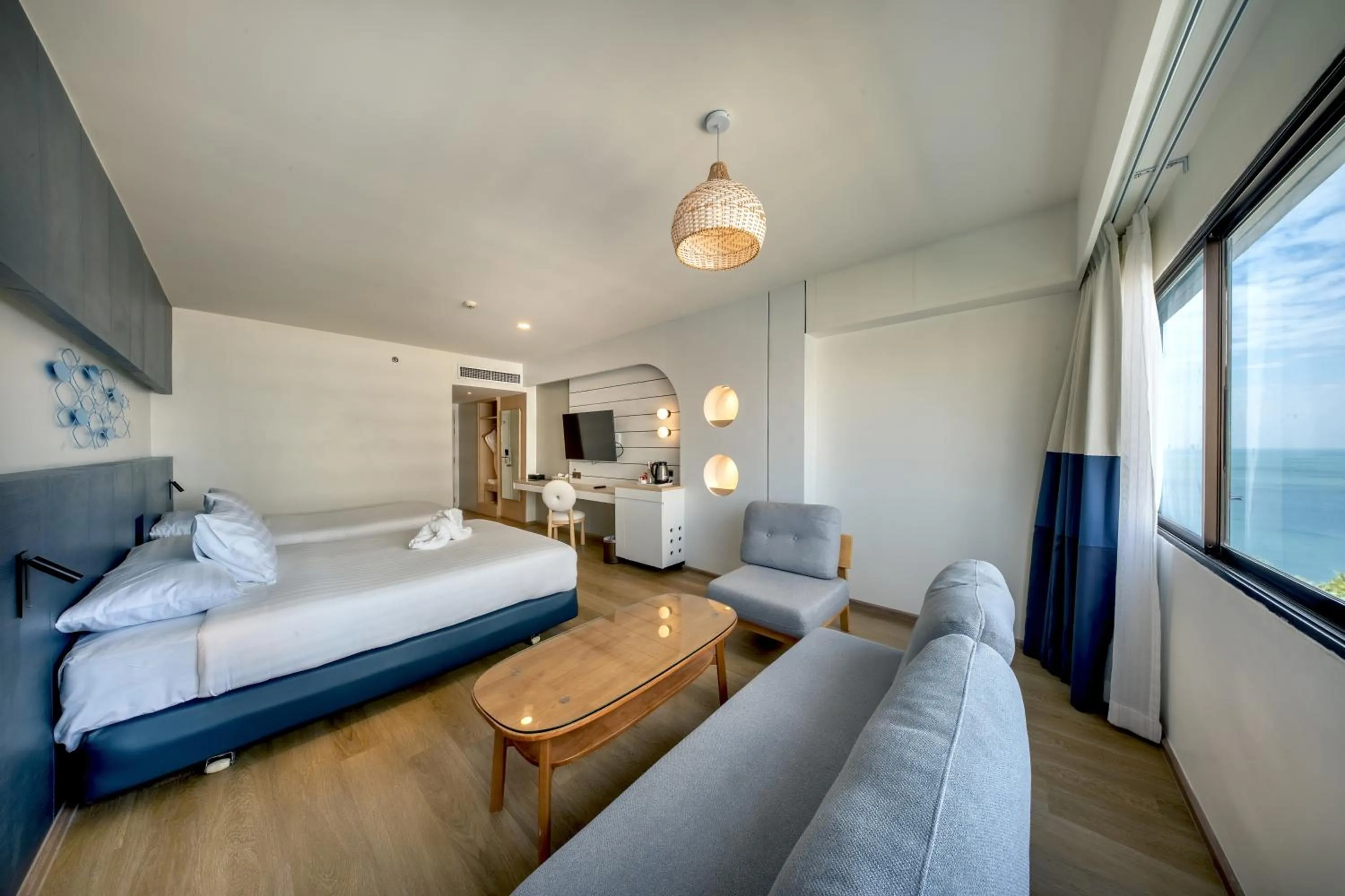 Bed in Jomtien Palm Beach Hotel & Resort - Family-Friendly