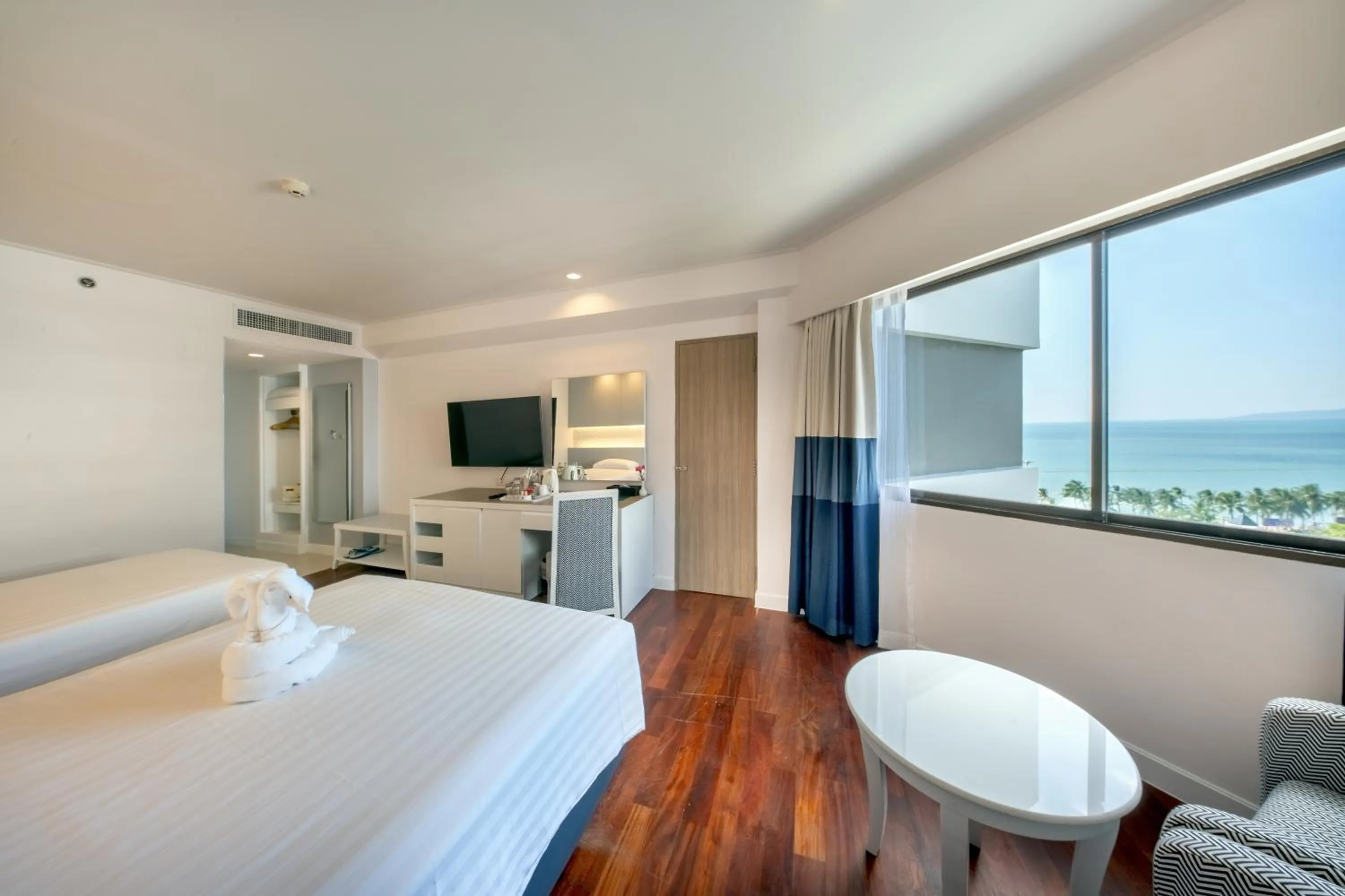 Bed in Jomtien Palm Beach Hotel & Resort - Family-Friendly