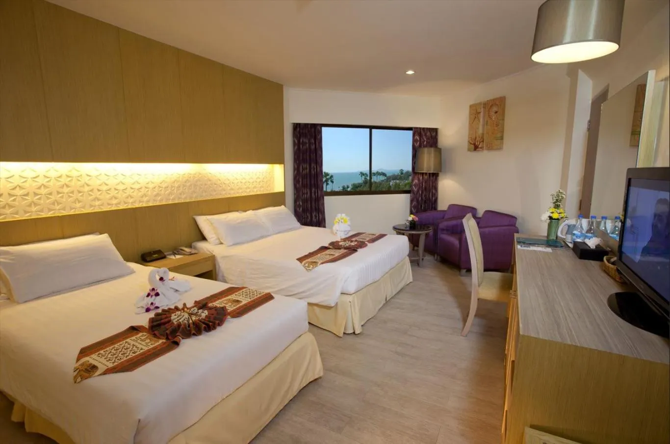 Bed in Jomtien Palm Beach Hotel and Resort