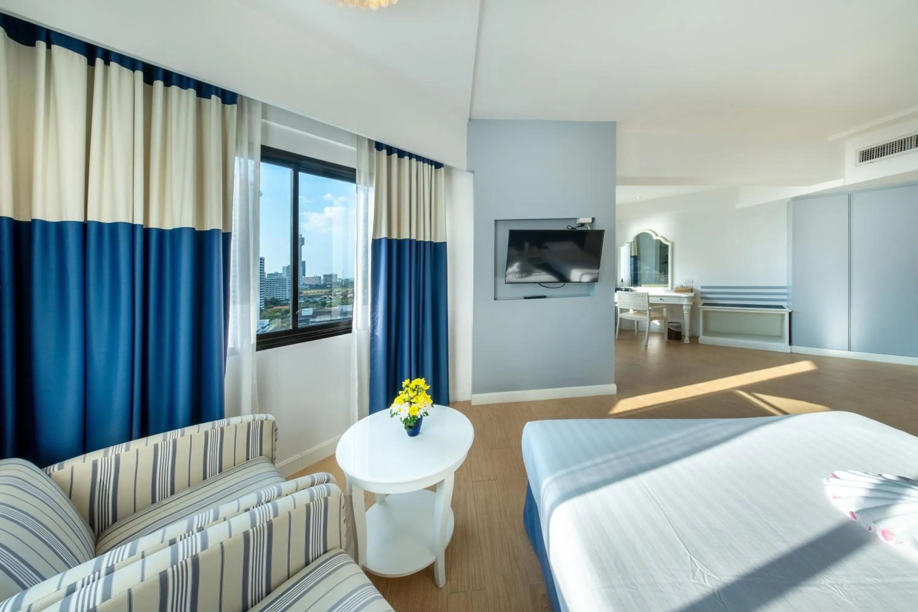 Bed in Jomtien Palm Beach Hotel and Resort