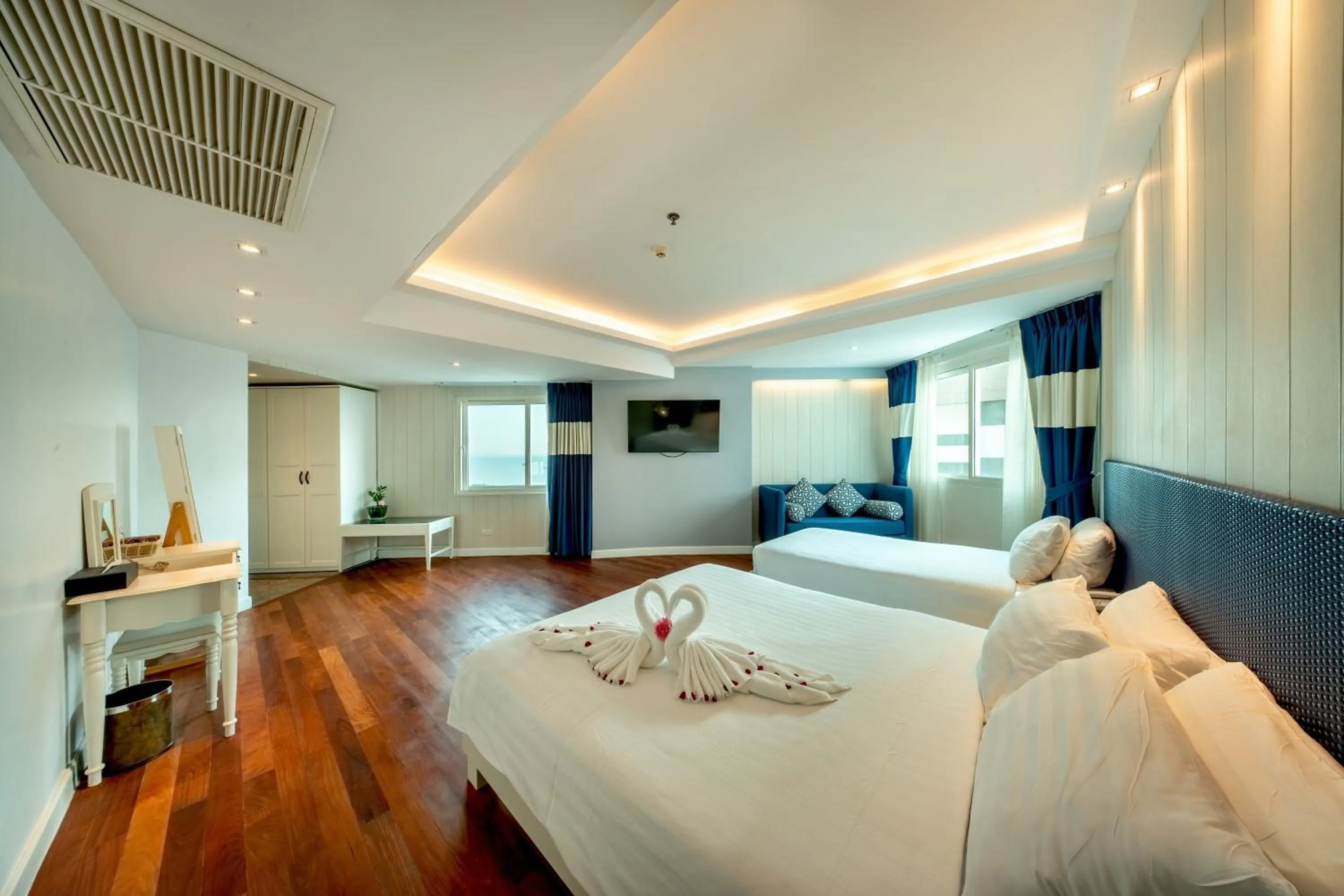 Bed in Jomtien Palm Beach Hotel & Resort - Family-Friendly