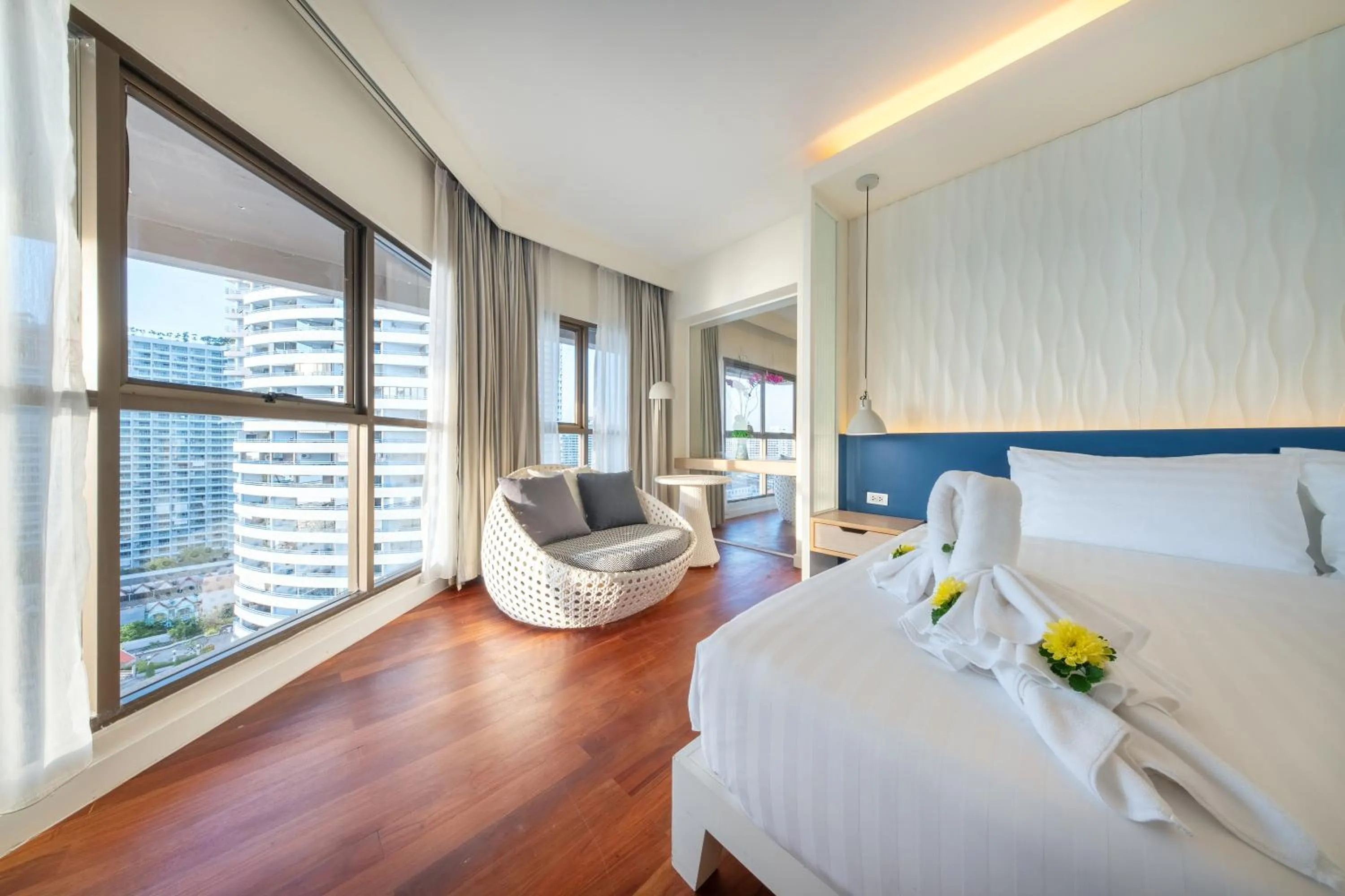 Bed in Jomtien Palm Beach Hotel and Resort