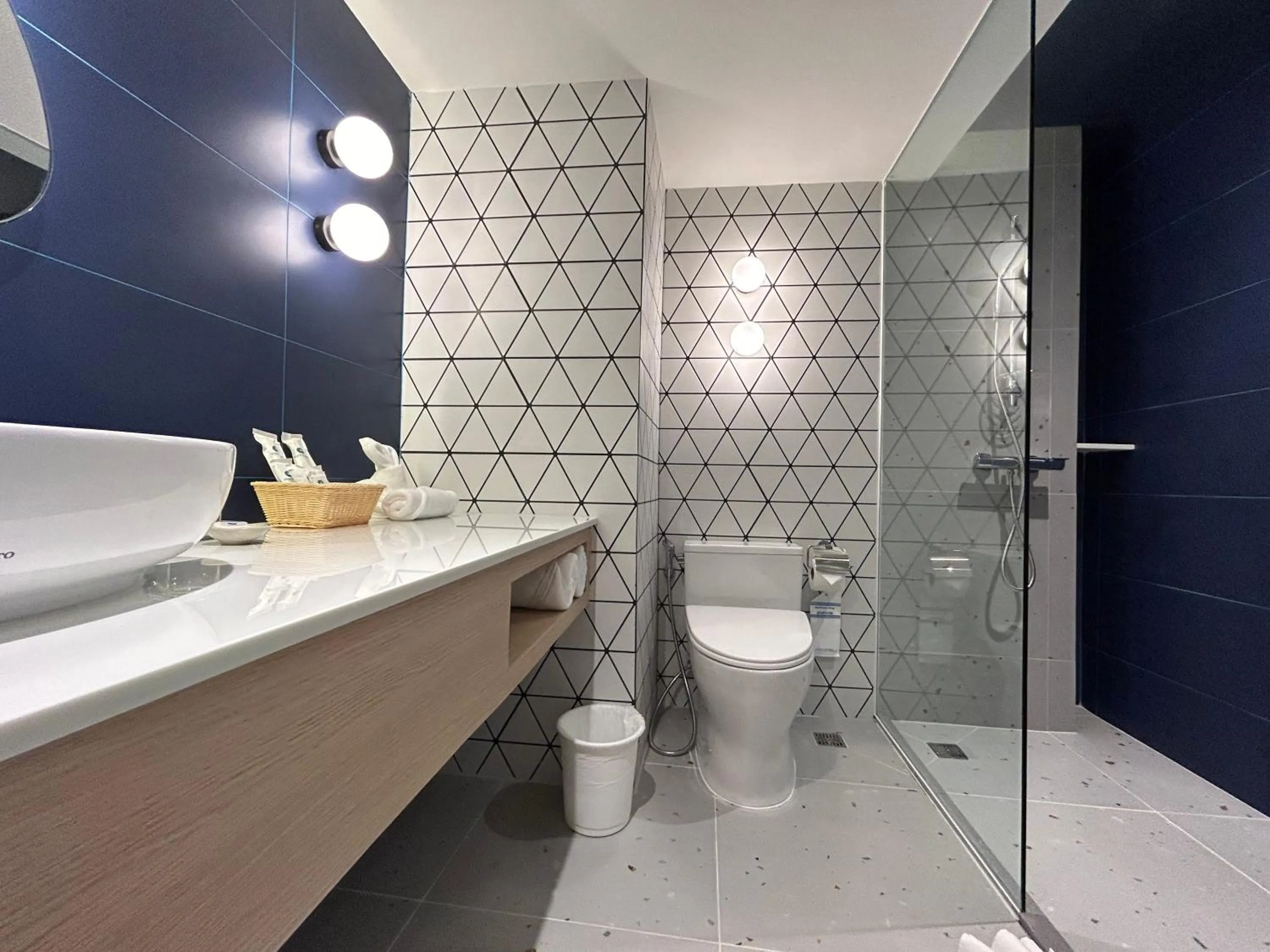 Shower in Jomtien Palm Beach Hotel and Resort