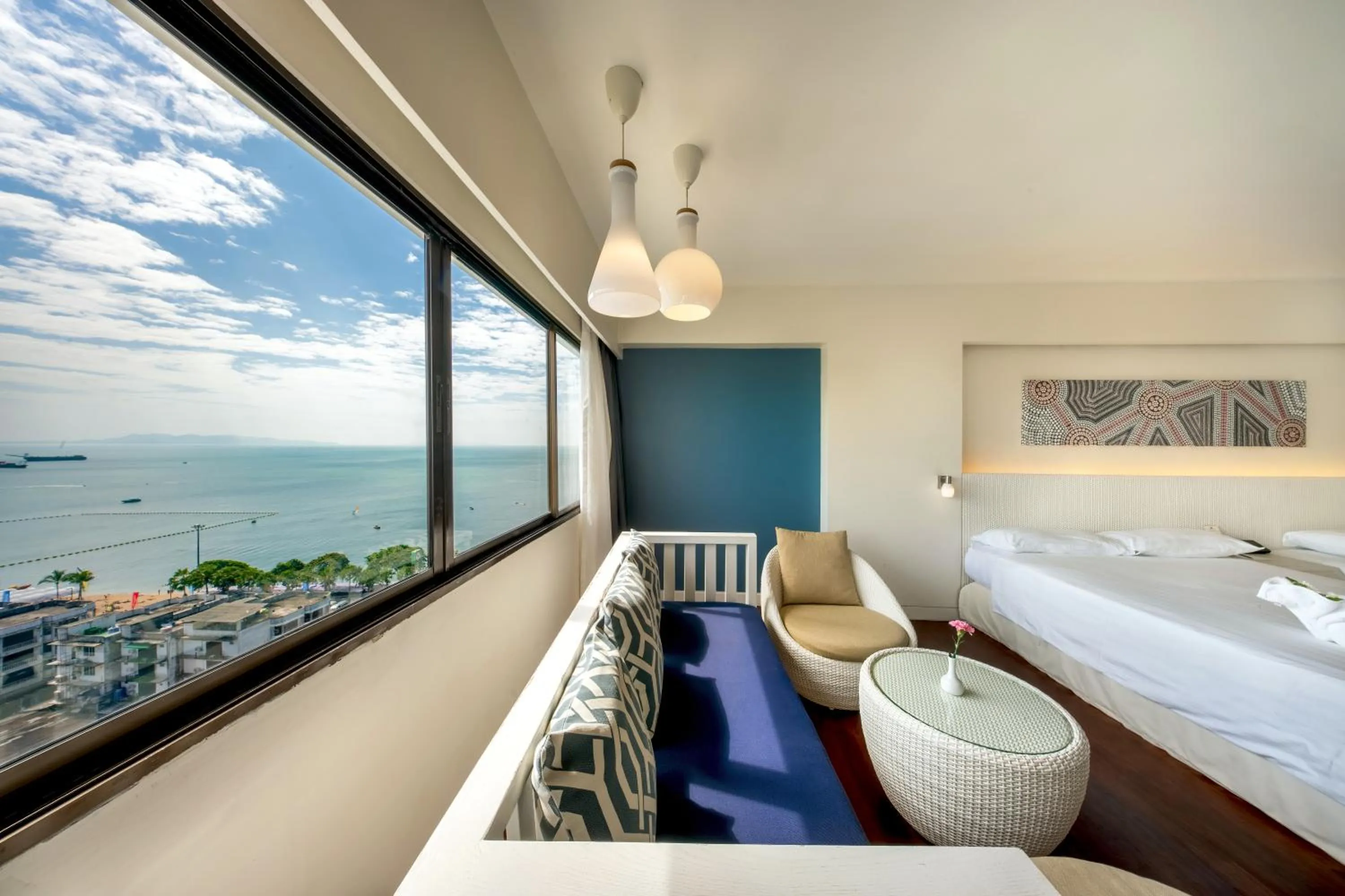 Bed in Jomtien Palm Beach Hotel & Resort - Family-Friendly