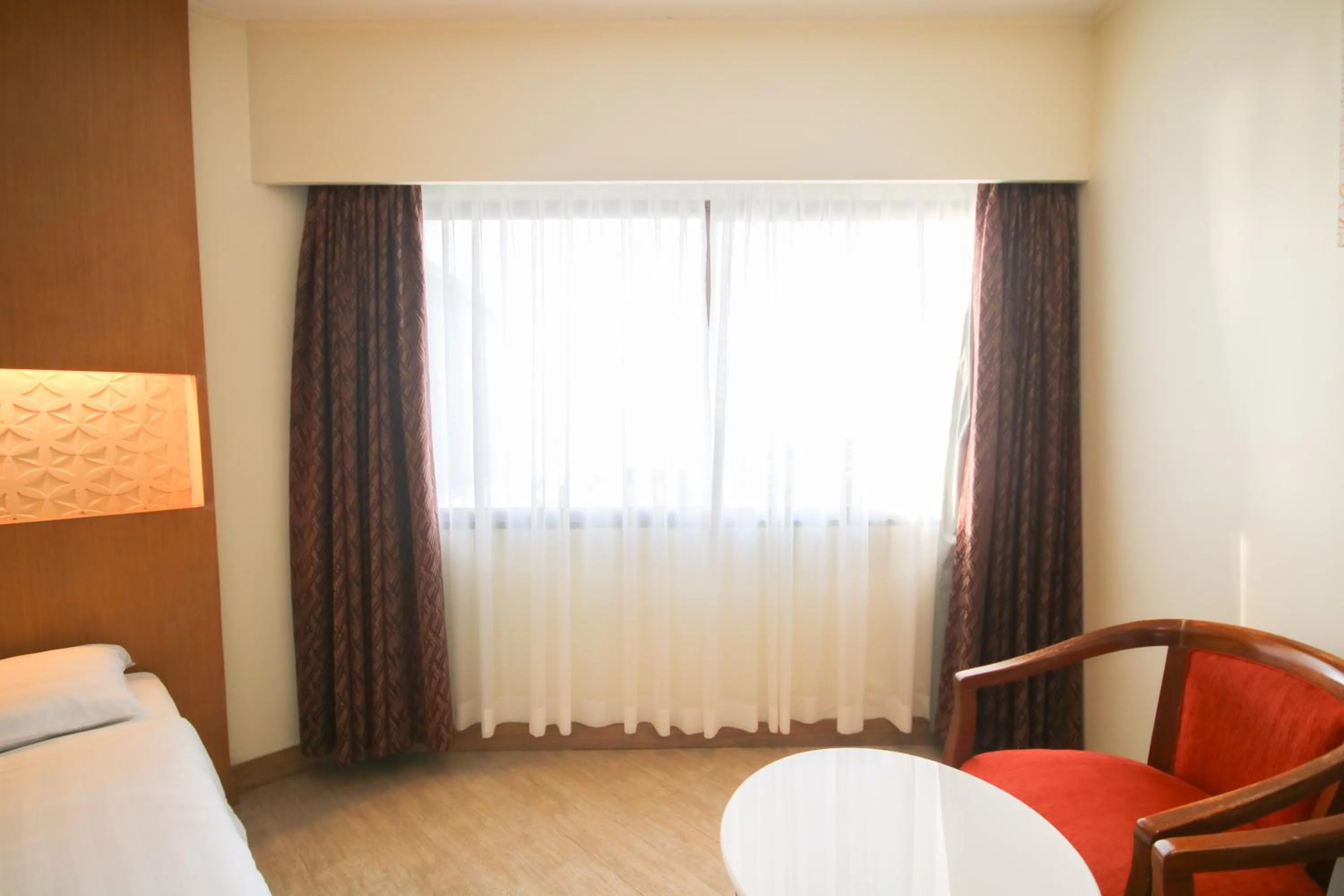 Seating area, Bed in Jomtien Palm Beach Hotel and Resort