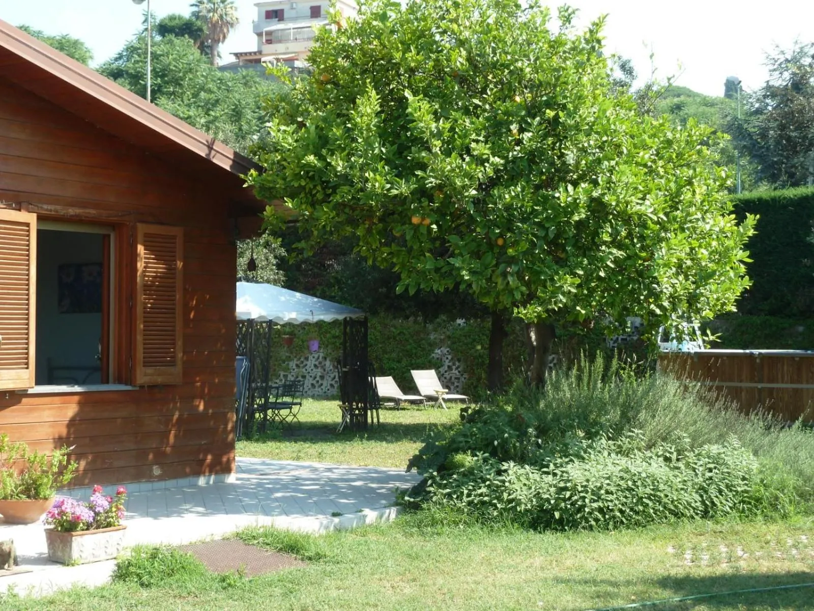 Garden view in 'O Chalet