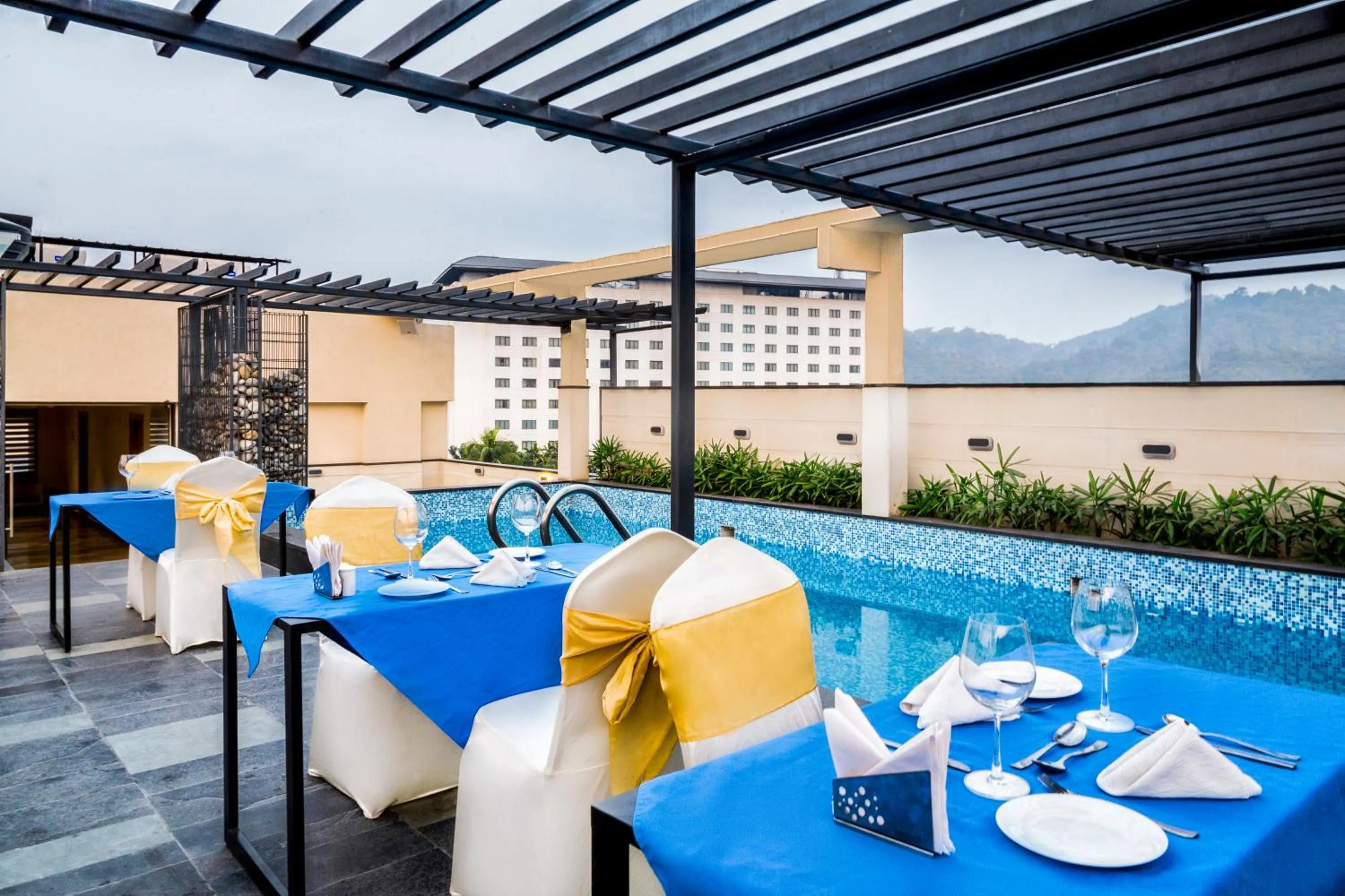 Swimming pool in Hotel Palacio