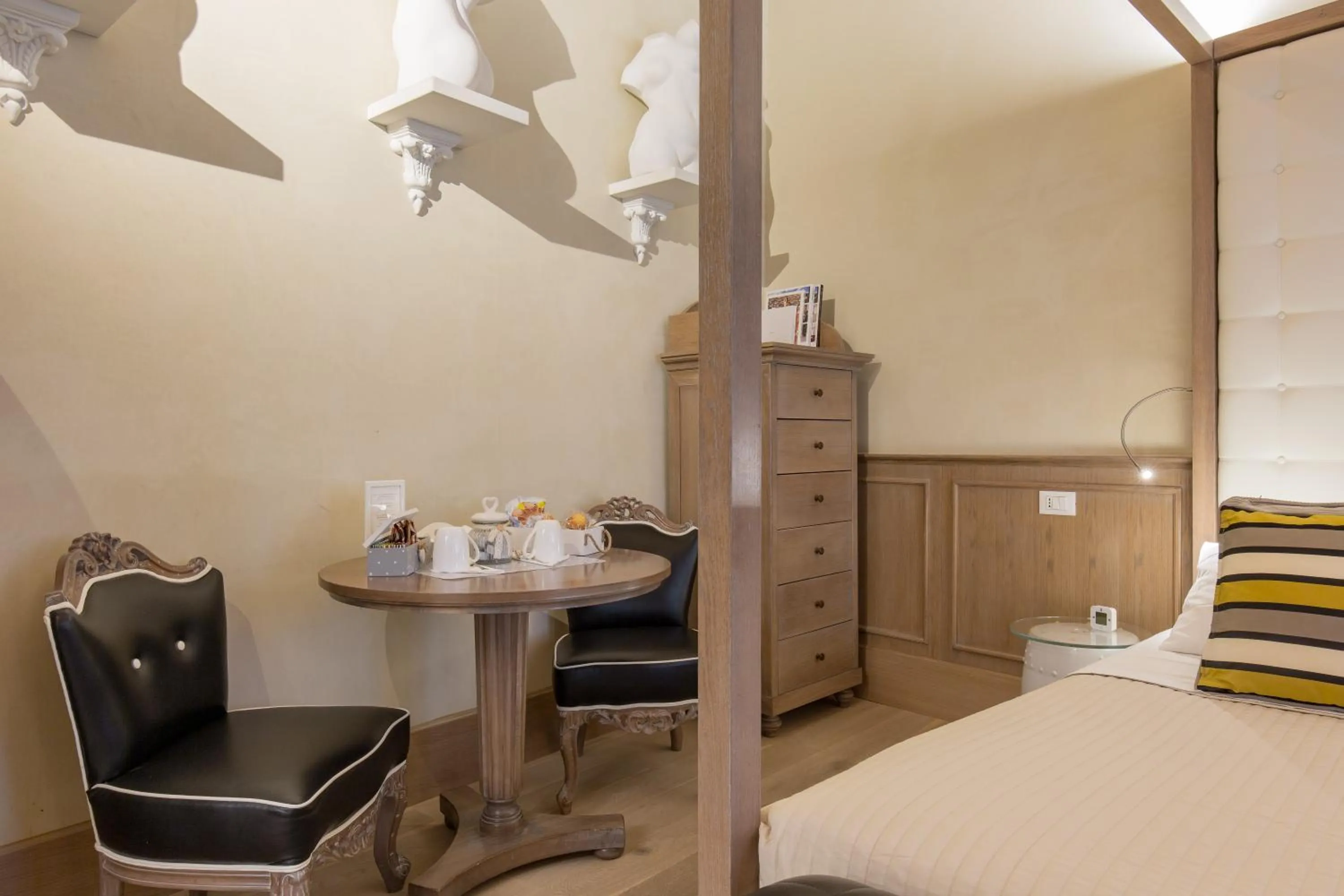 Living room, Bed in Residenza Bonifacio - Adults Only