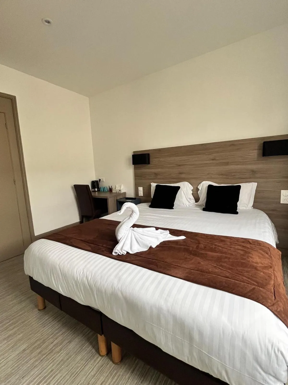 Bed in Hôtel L'Univers