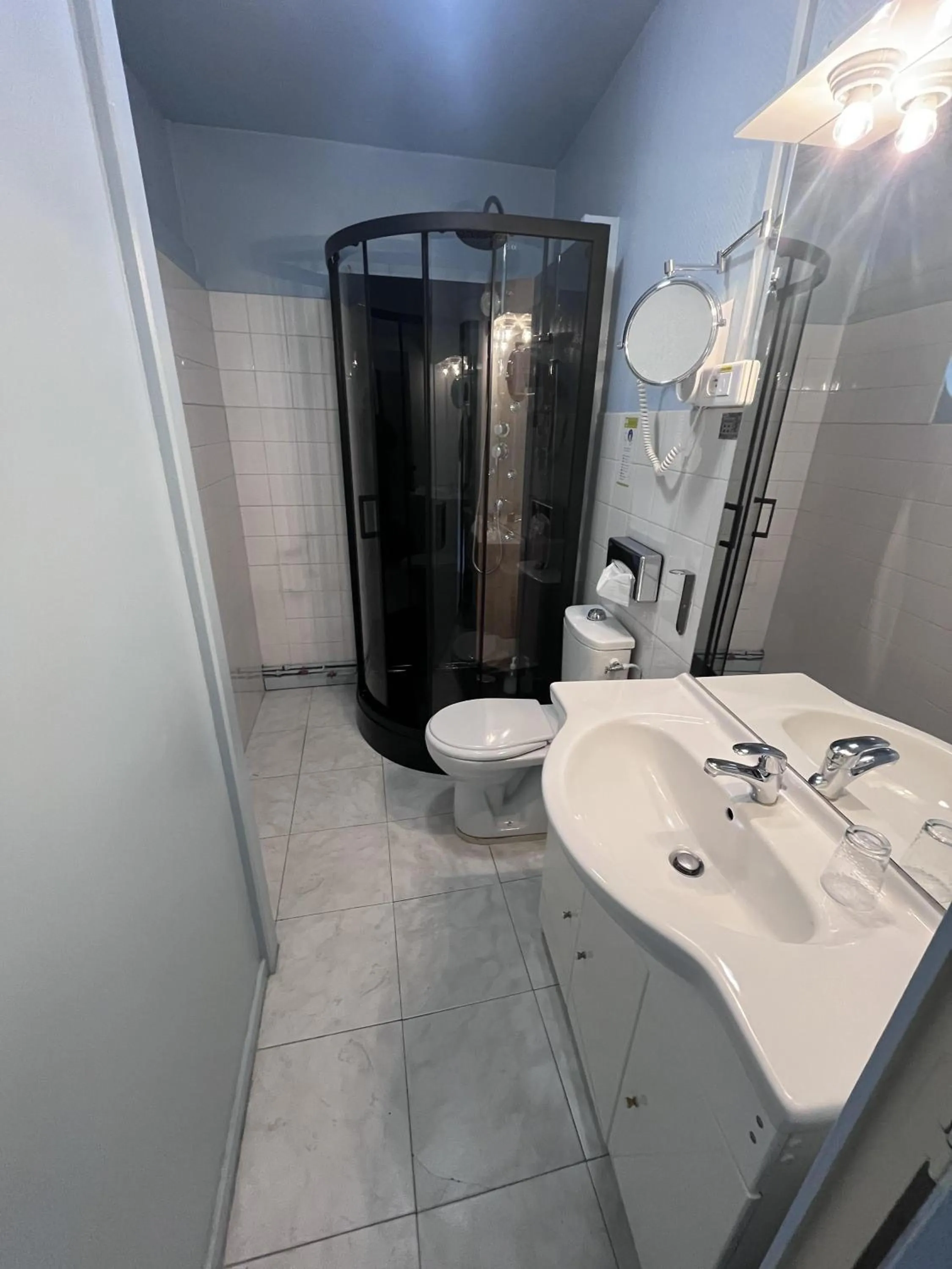 Bathroom in Hôtel L'Univers