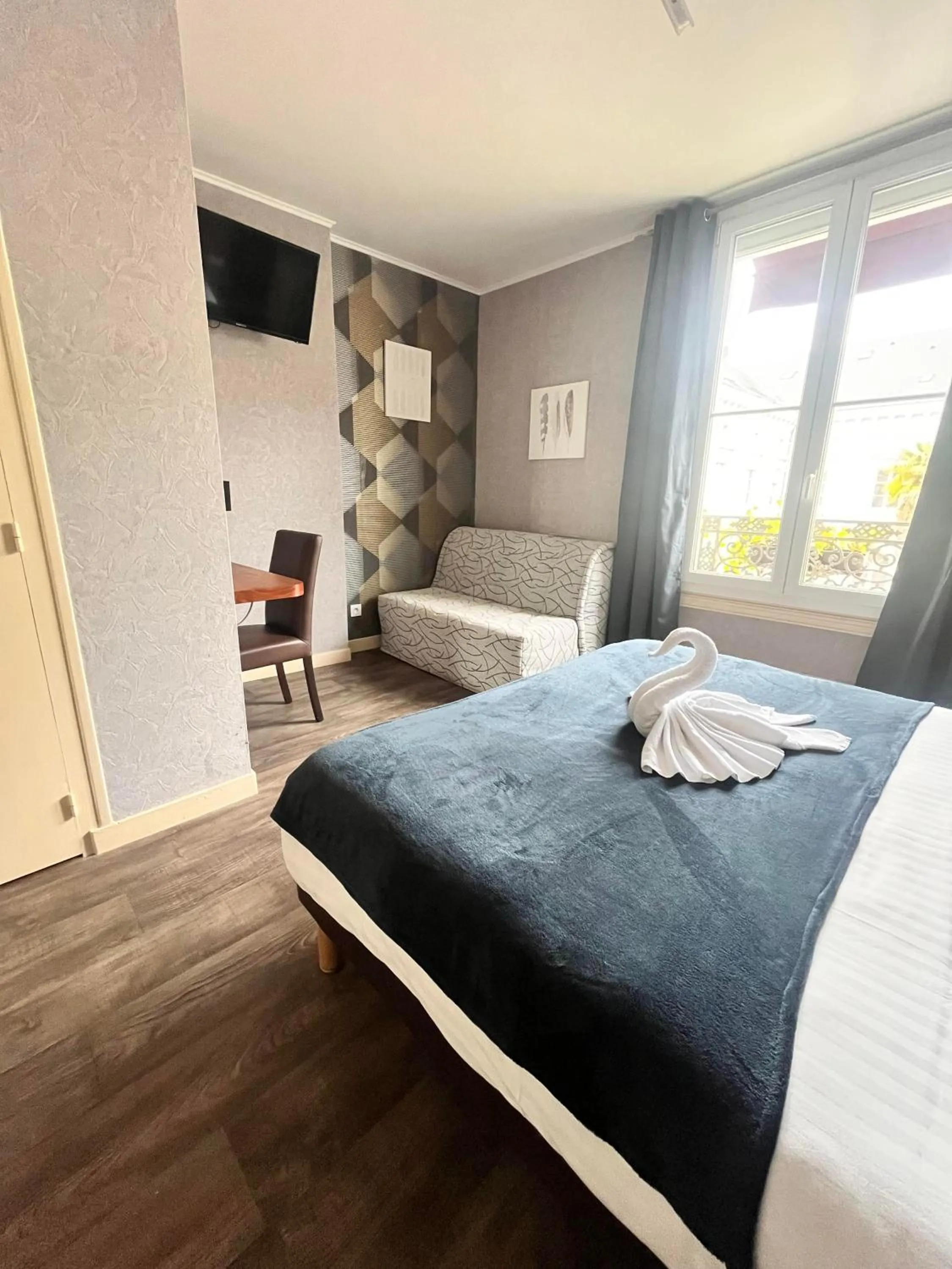 Bed in Hôtel L'Univers