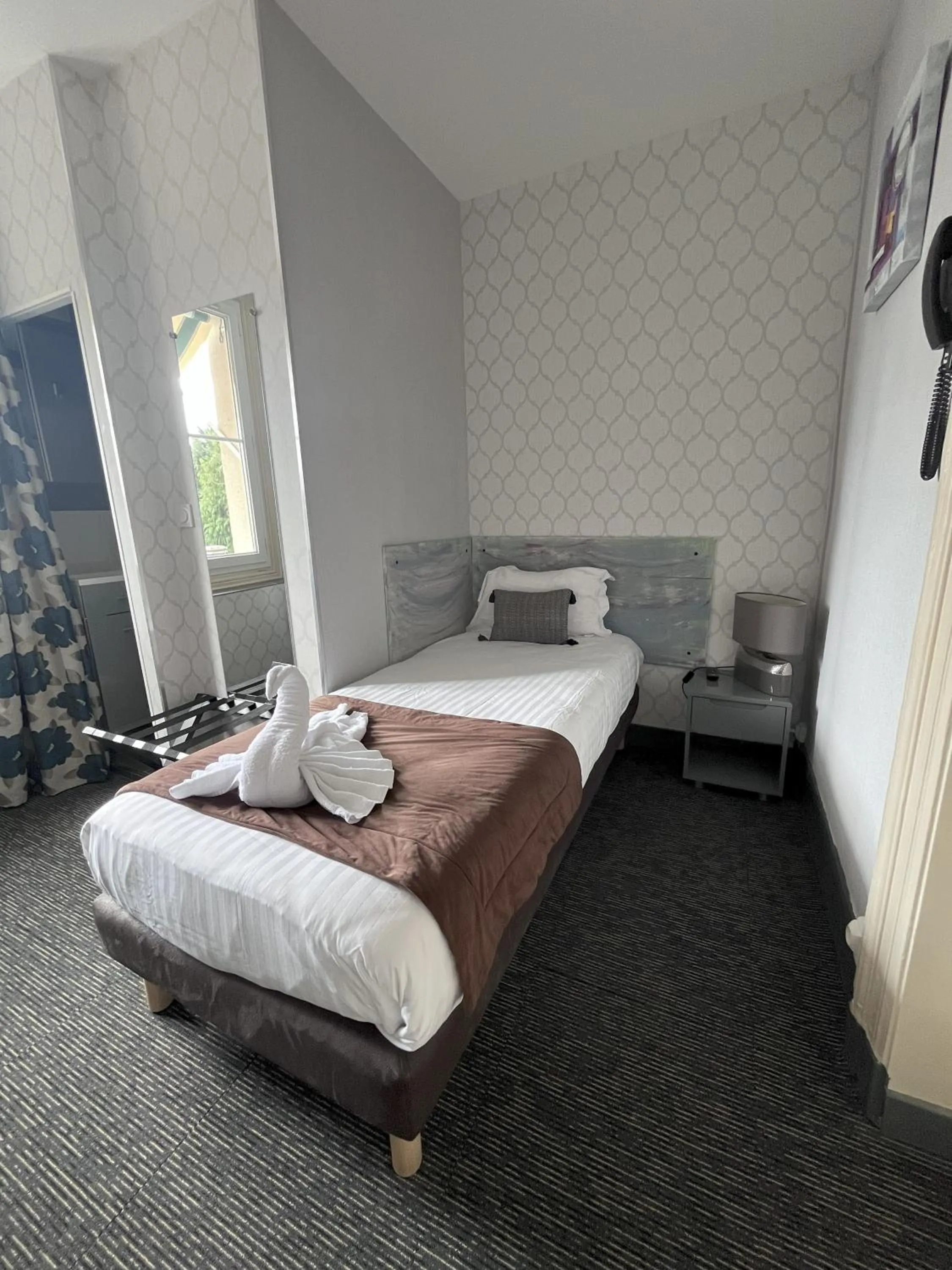 Bed in Hôtel L'Univers