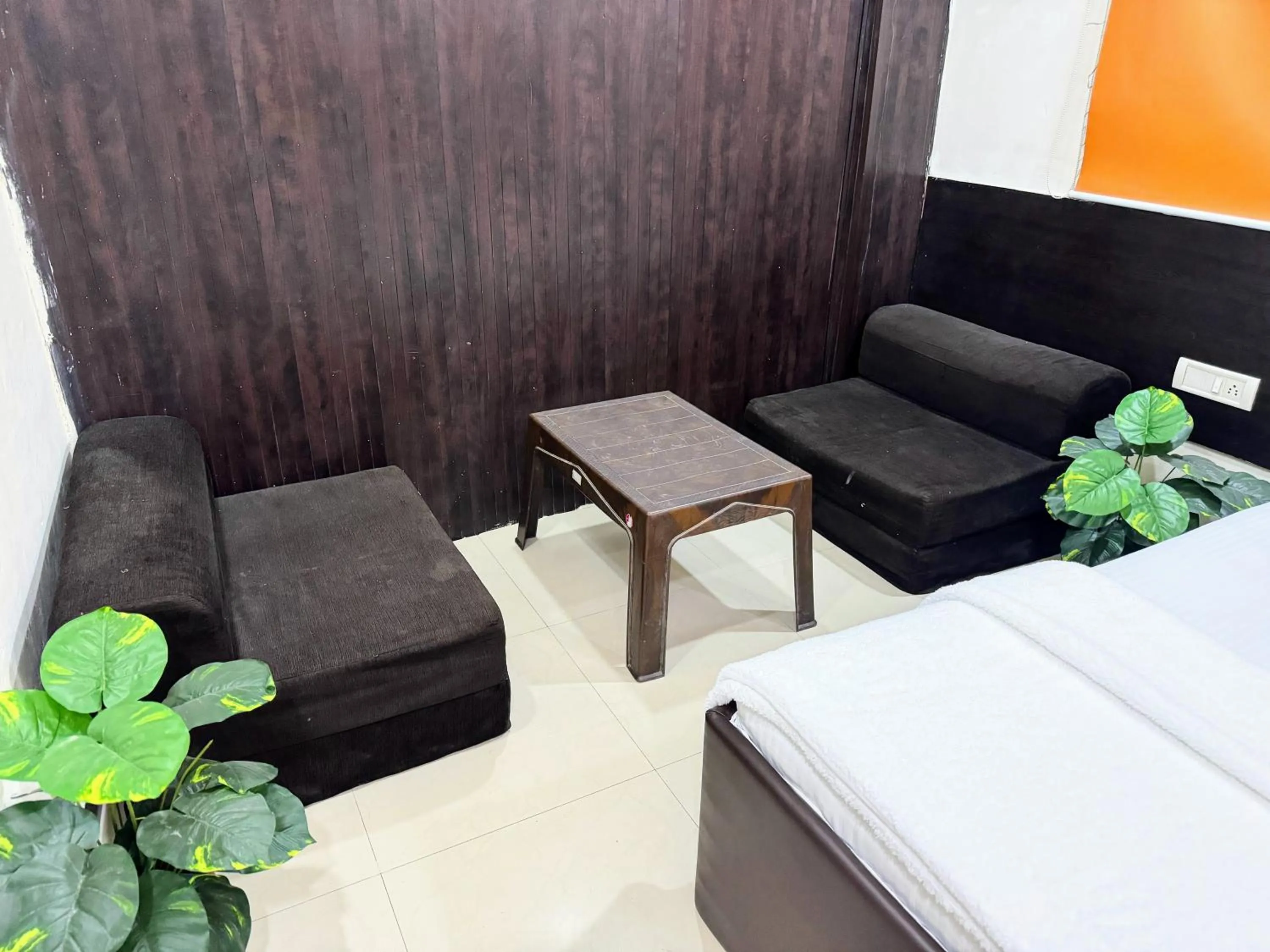 Seating area, Bed in Backpacker's Nest