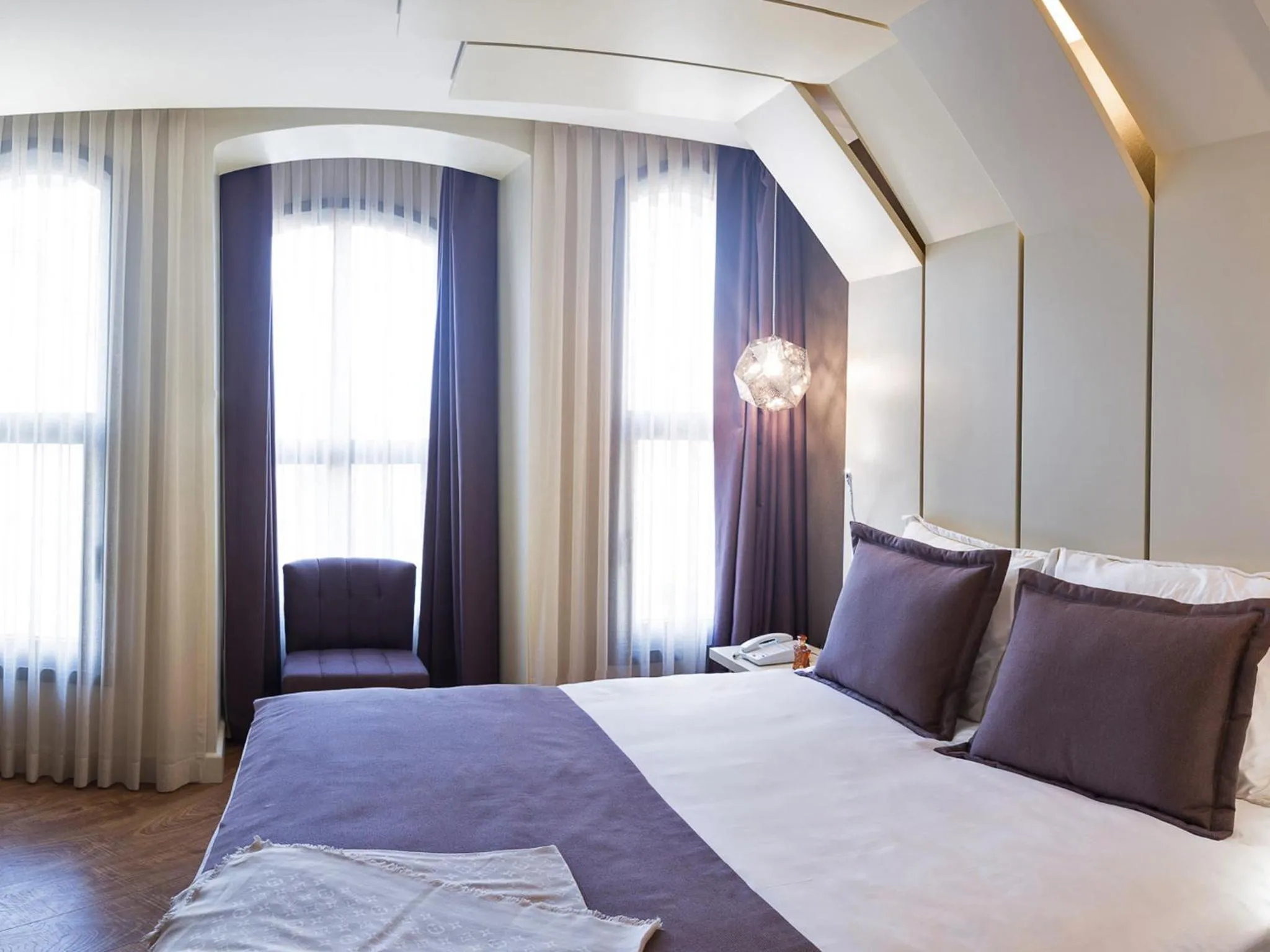 Bed in Maroon Hotel Pera