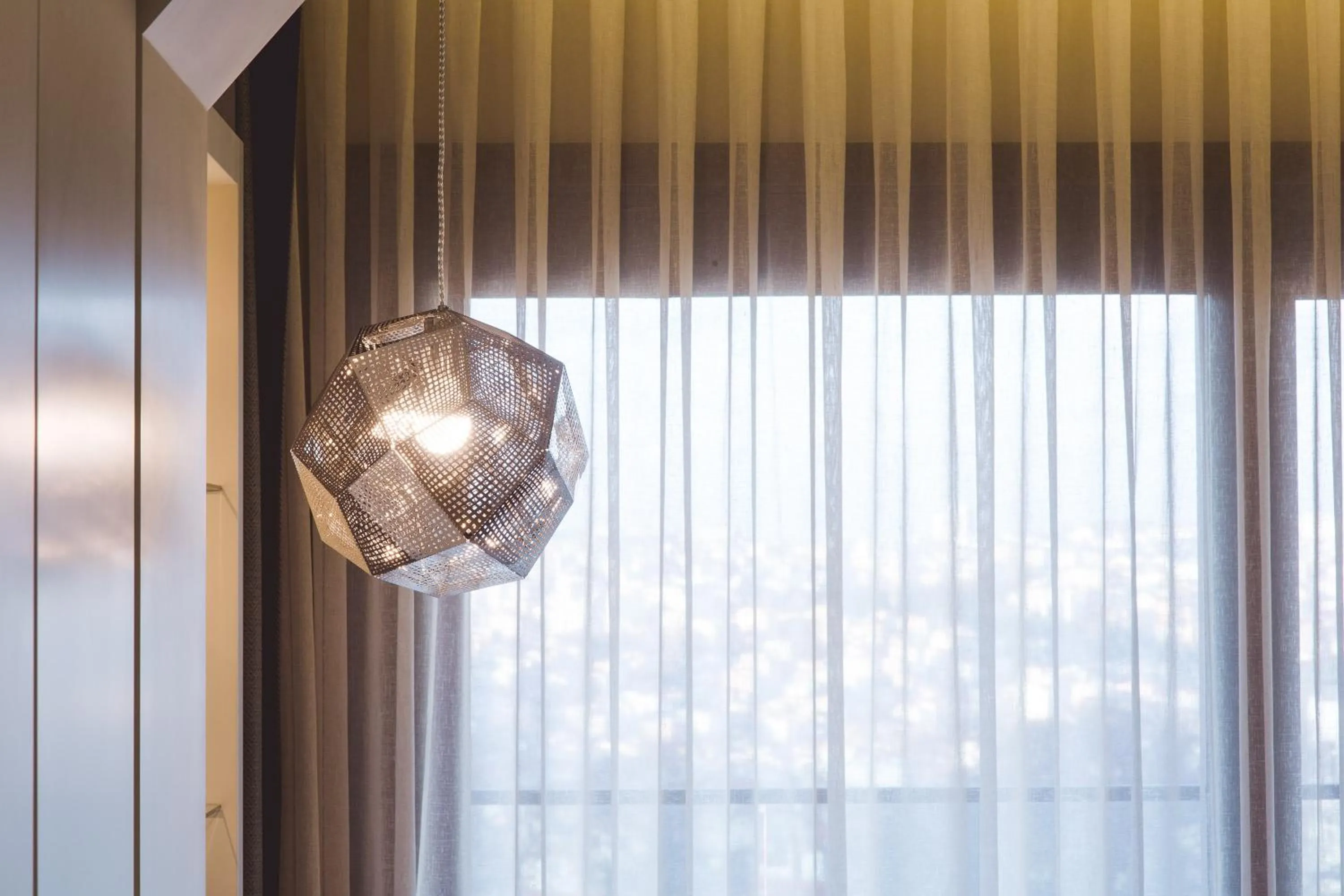 Day in Maroon Hotel Pera