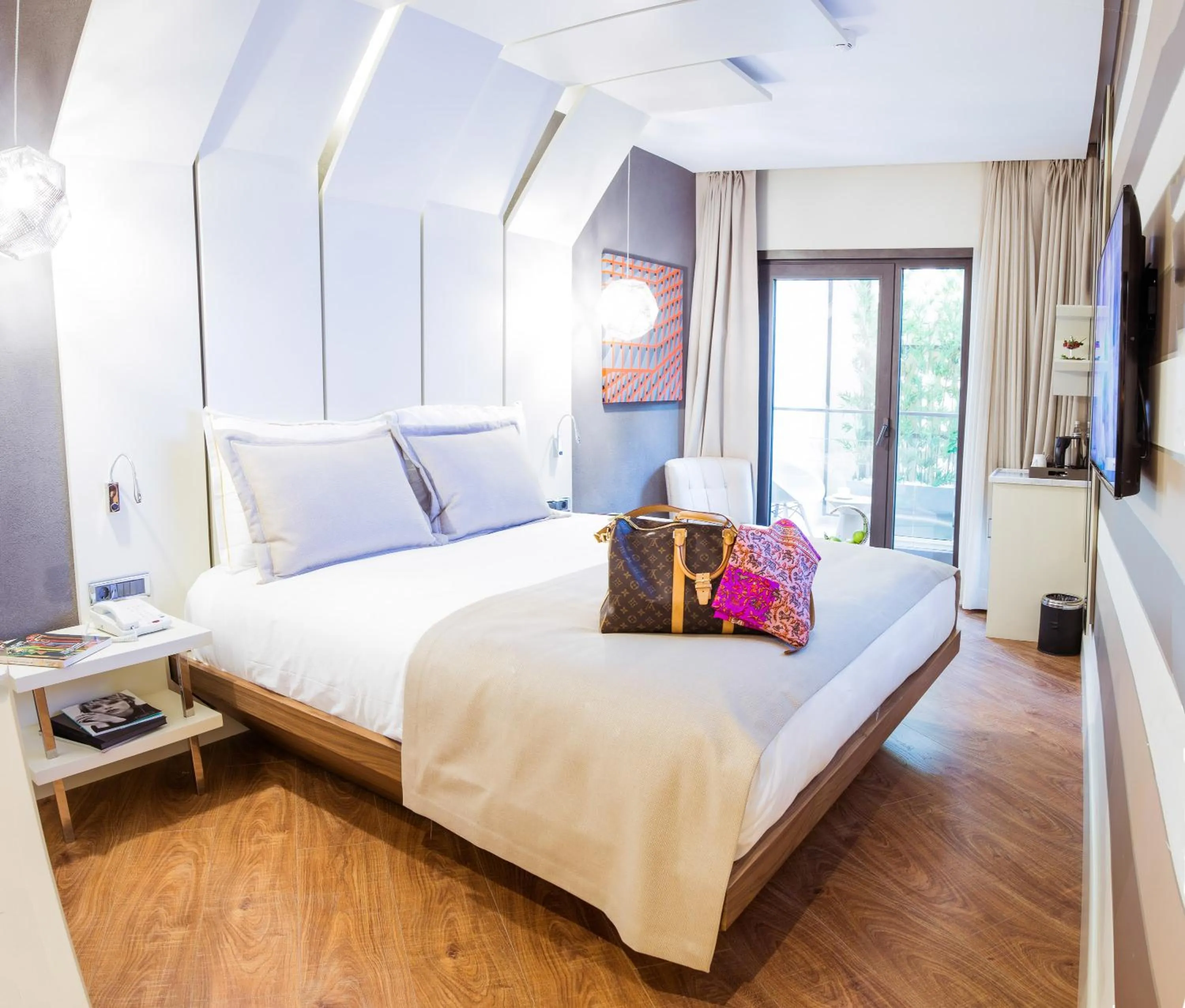 Day, Bed in Maroon Hotel Pera