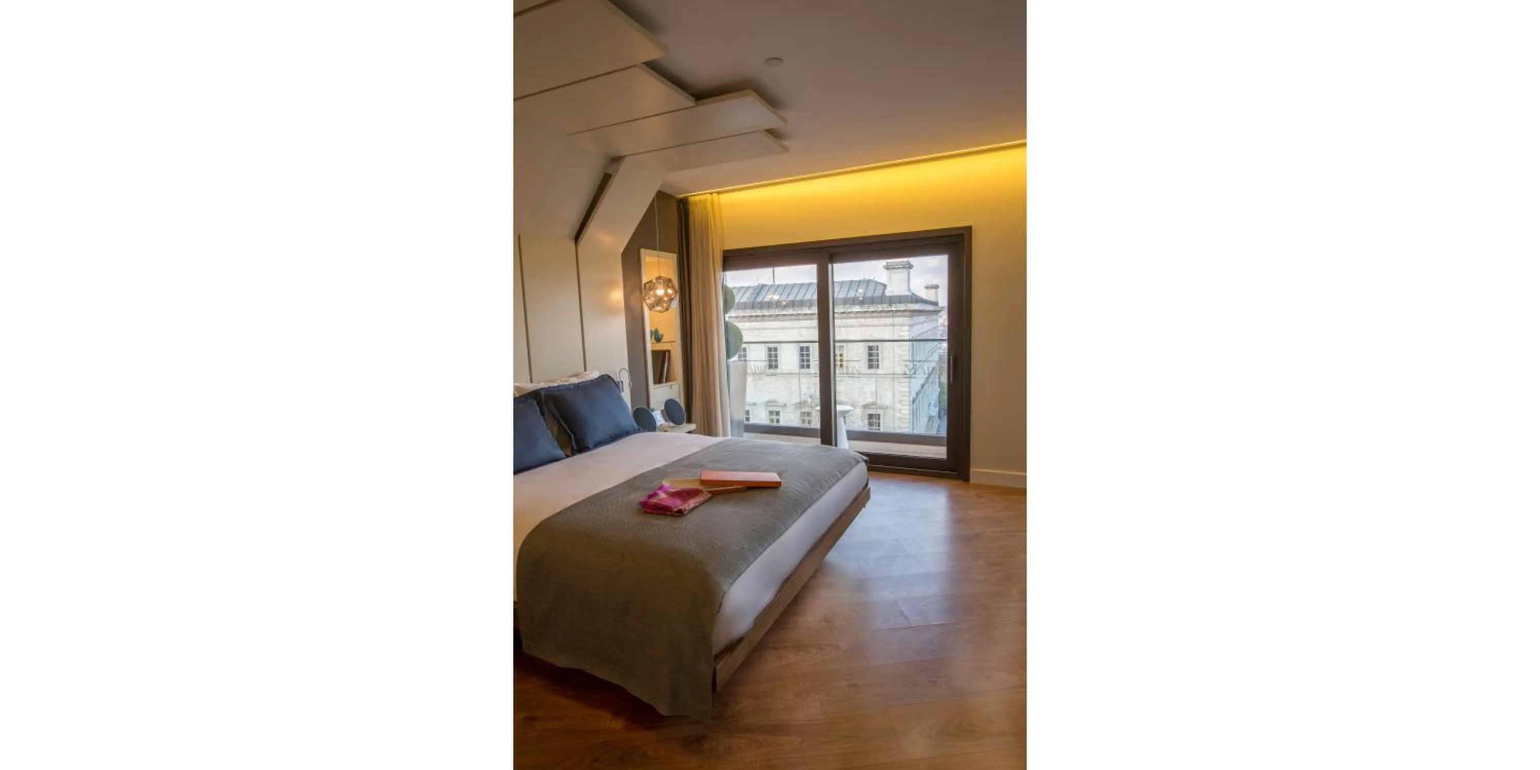 Photo of the whole room, Bed in Maroon Hotel Pera