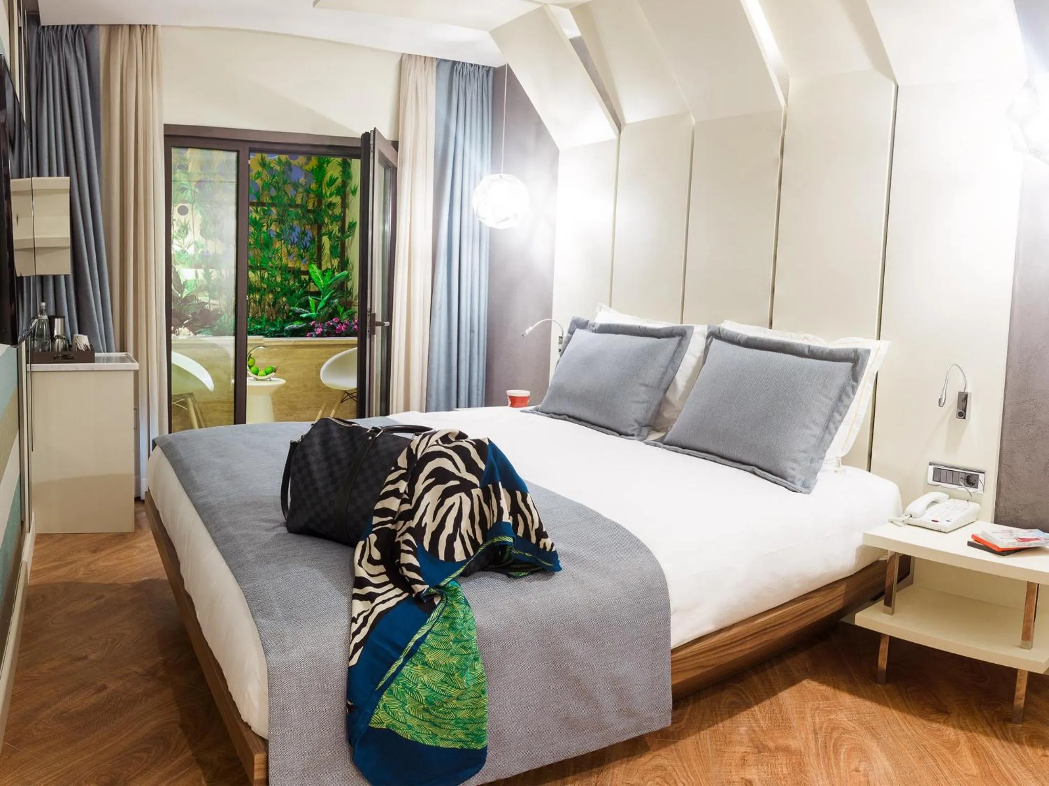 Photo of the whole room, Bed in Maroon Hotel Pera