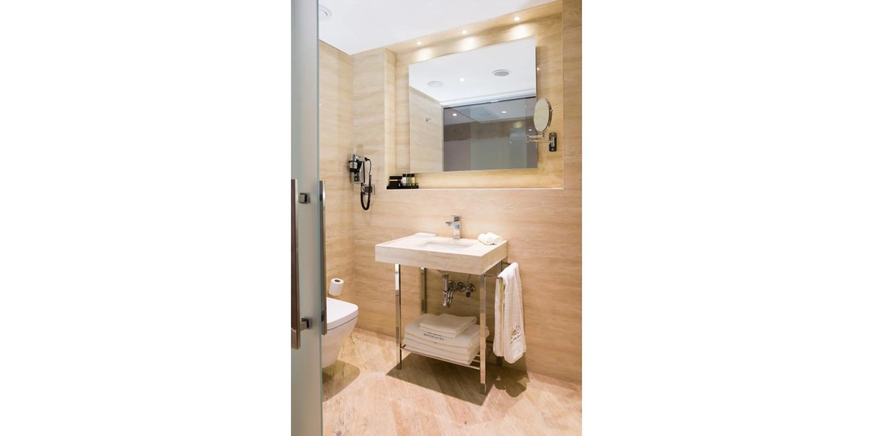 Bathroom in Maroon Hotel Pera