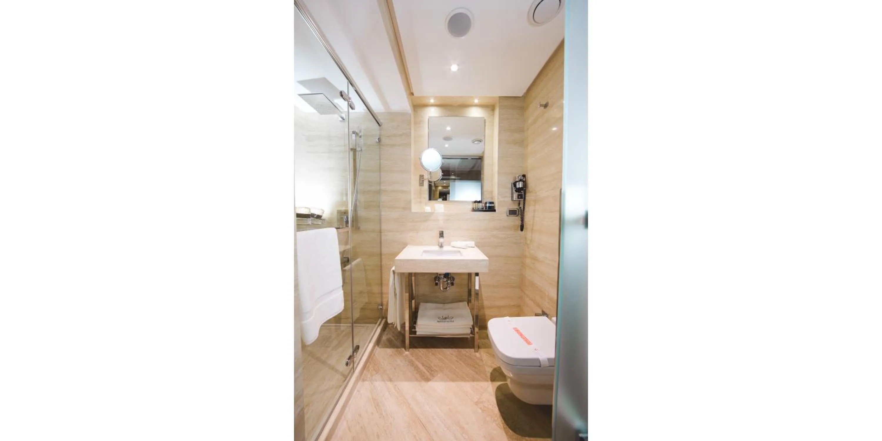 Bathroom in Maroon Hotel Pera