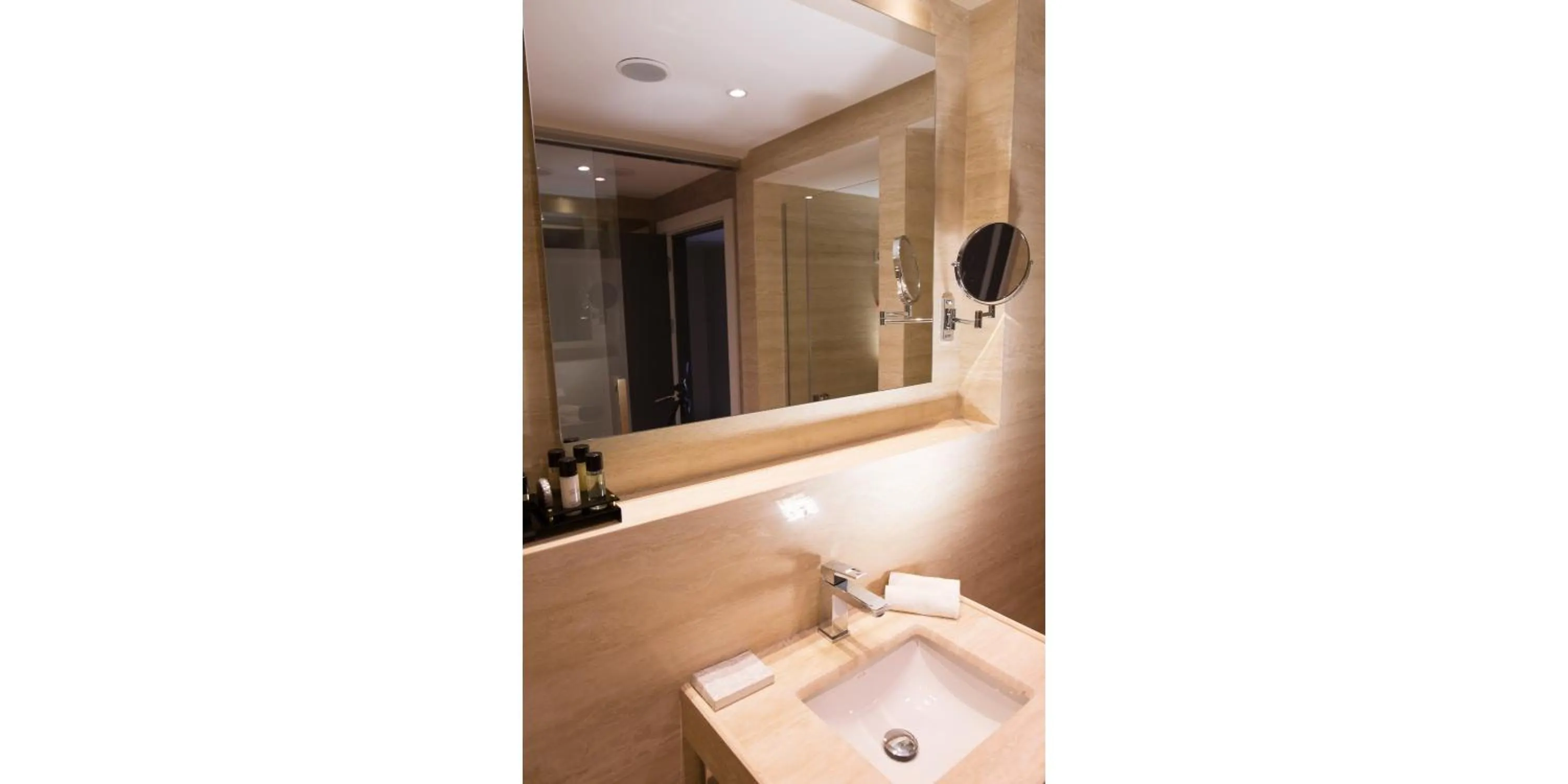 Bathroom in Maroon Hotel Pera