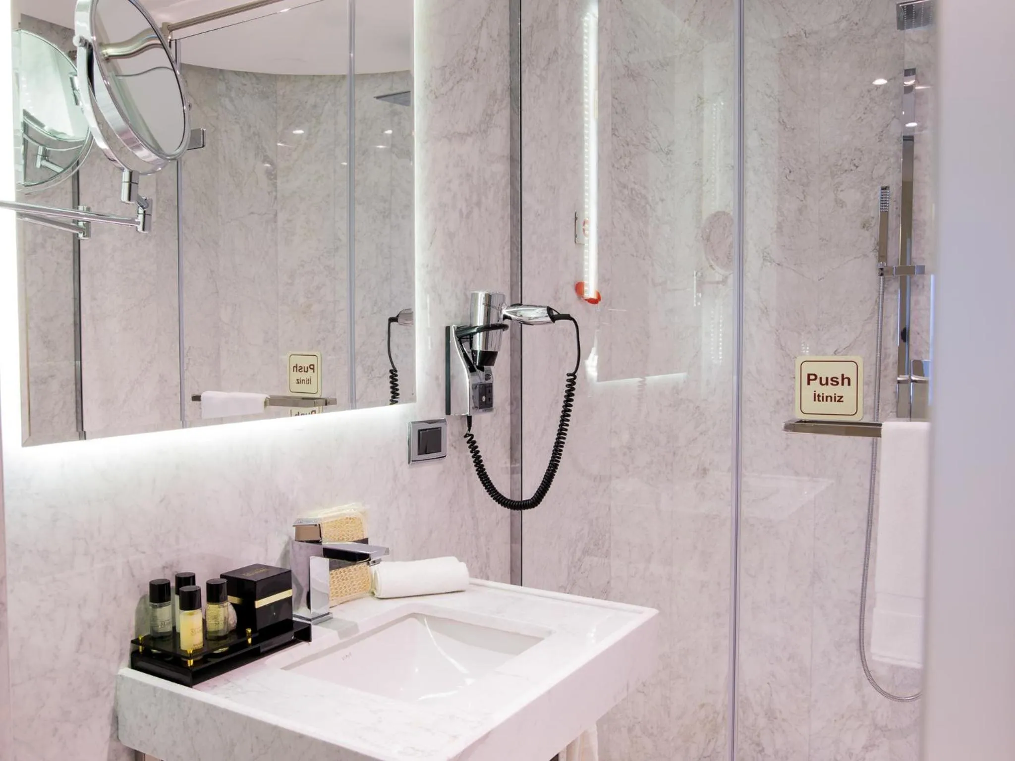 Bathroom in Maroon Hotel Pera