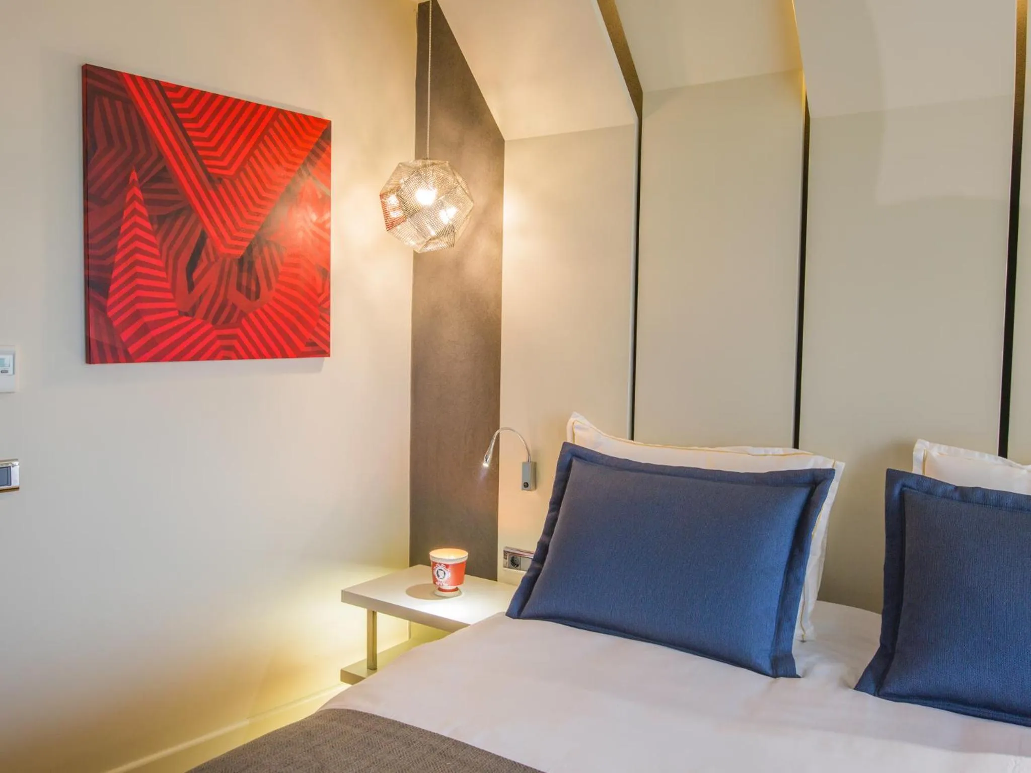 Bed in Maroon Hotel Pera