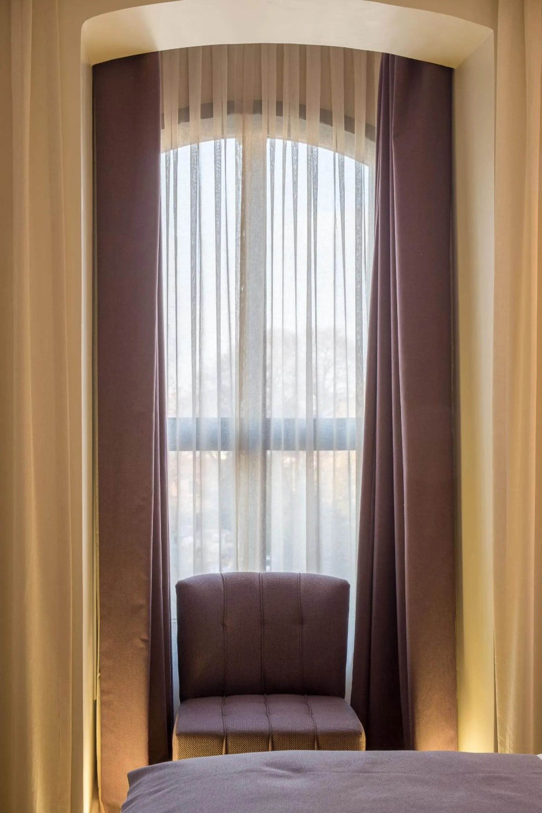 Day, Bed in Maroon Hotel Pera