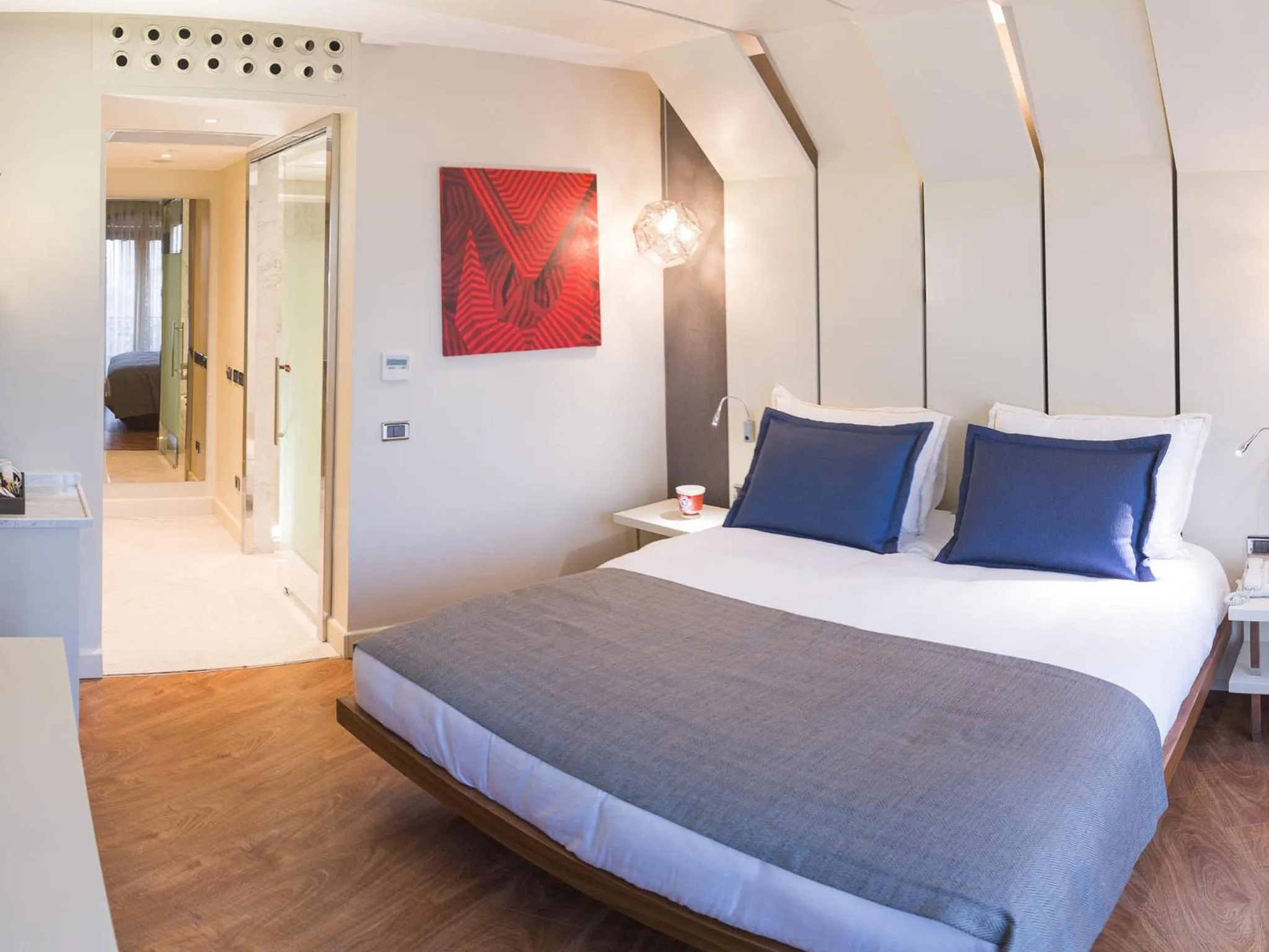 Bathroom, Bed in Maroon Hotel Pera