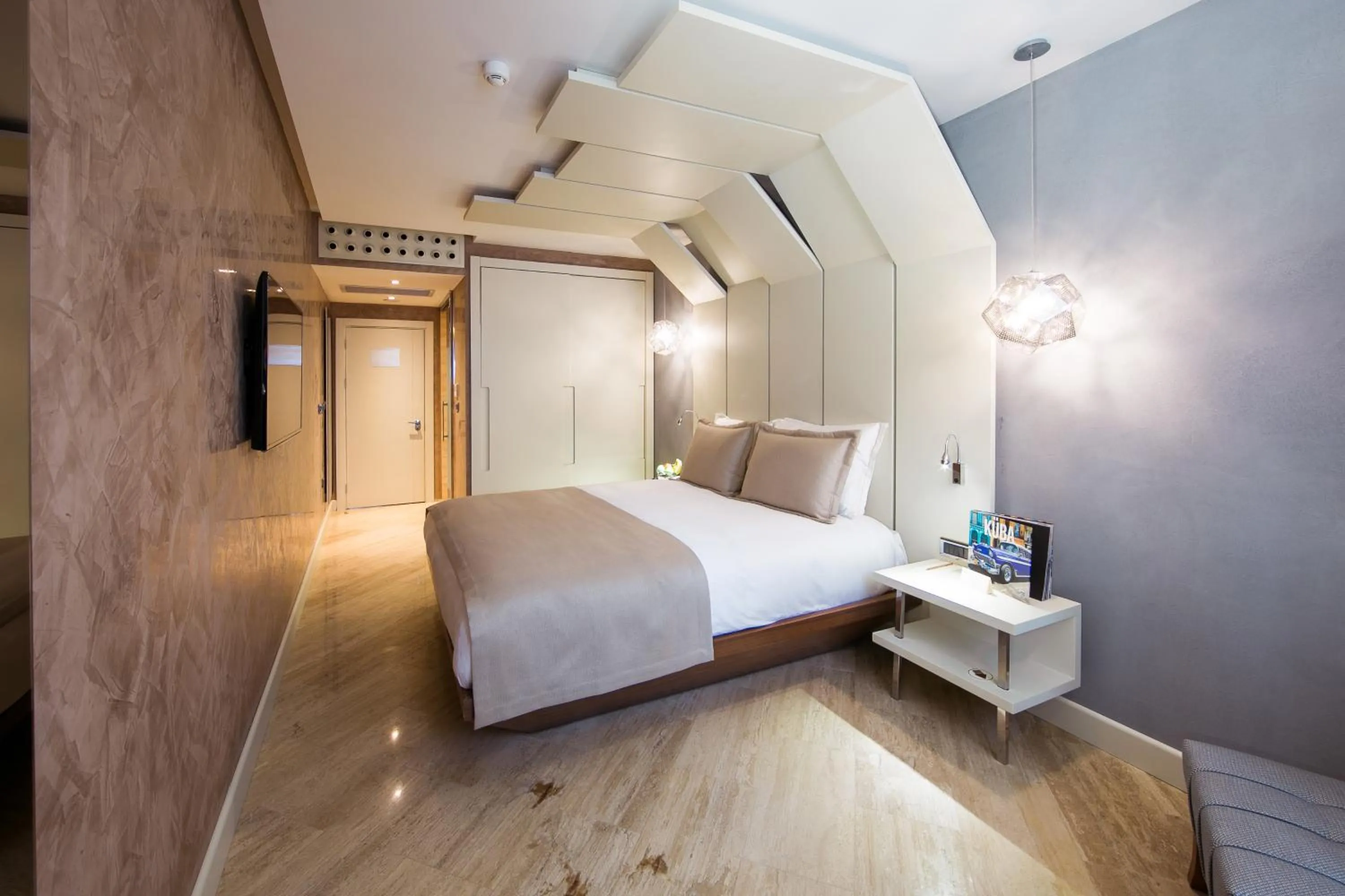 Photo of the whole room, Bed in Maroon Hotel Pera