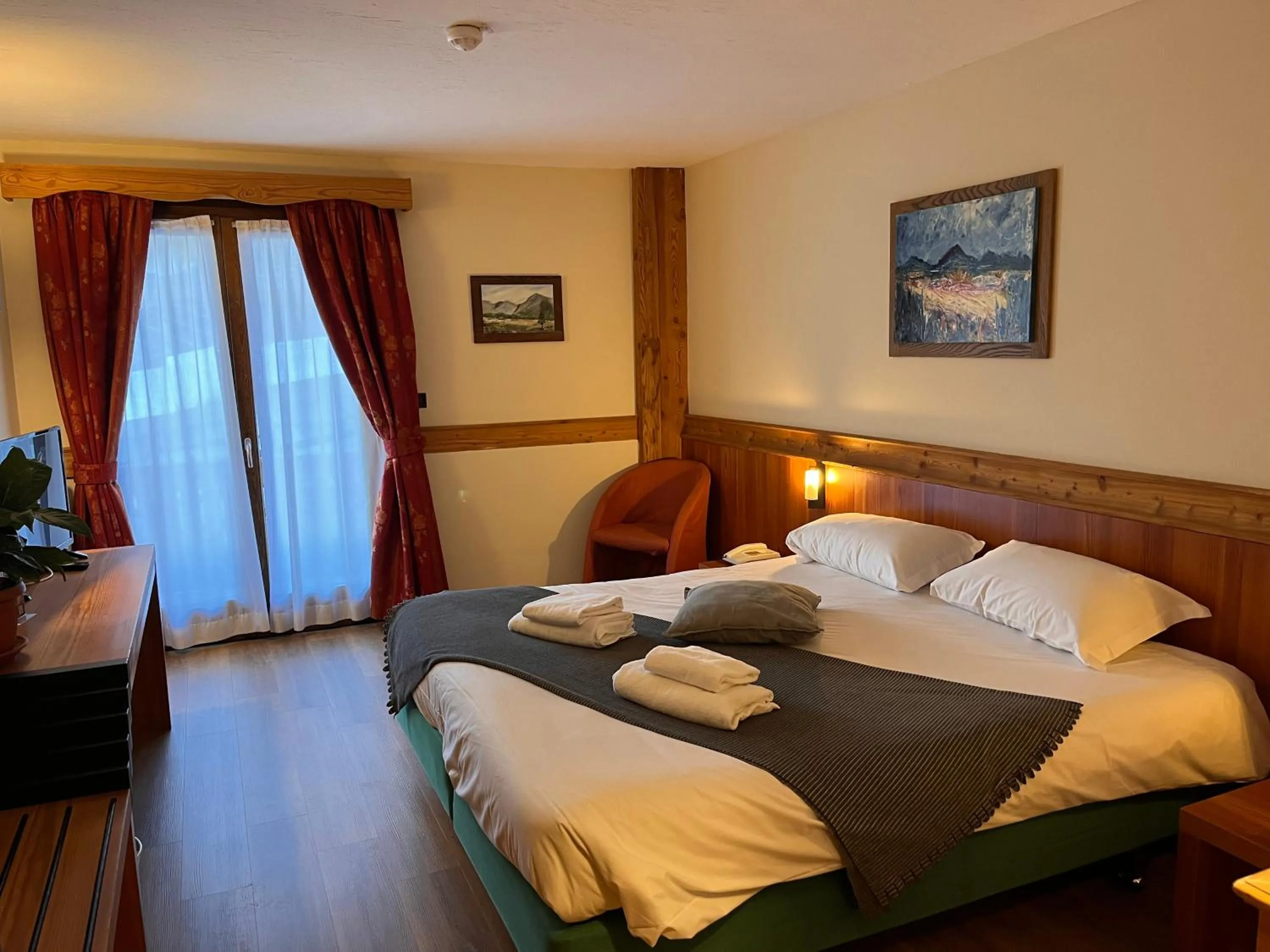 Photo of the whole room, Bed in Hotel De Champoluc