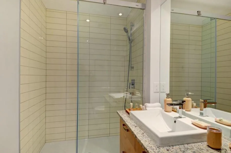 Shower in Les Immeubles Charlevoix - Le 760-214