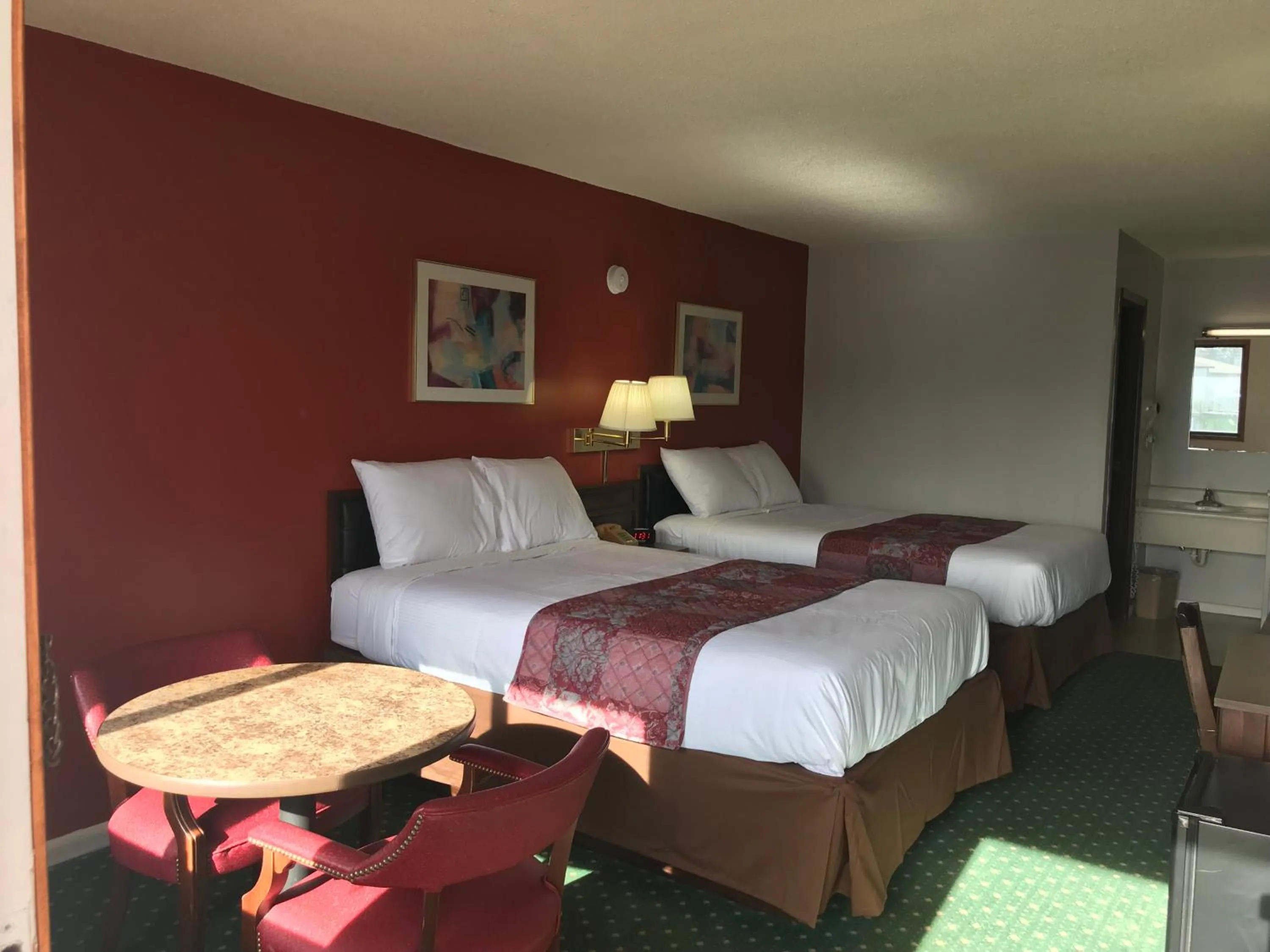 Photo of the whole room, Bed in Budget Host Inn
