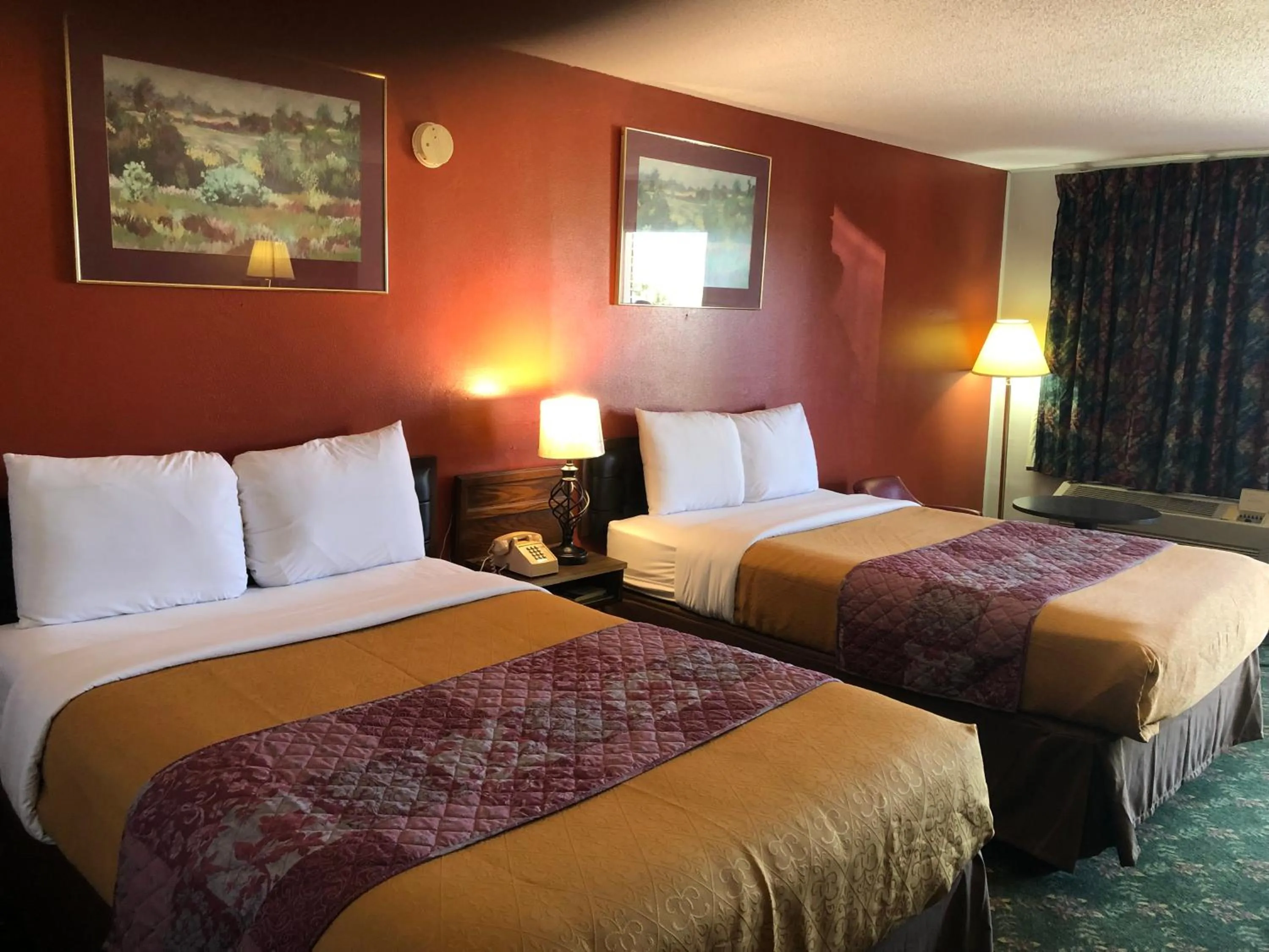 View (from property/room), Bed in Budget Host Inn