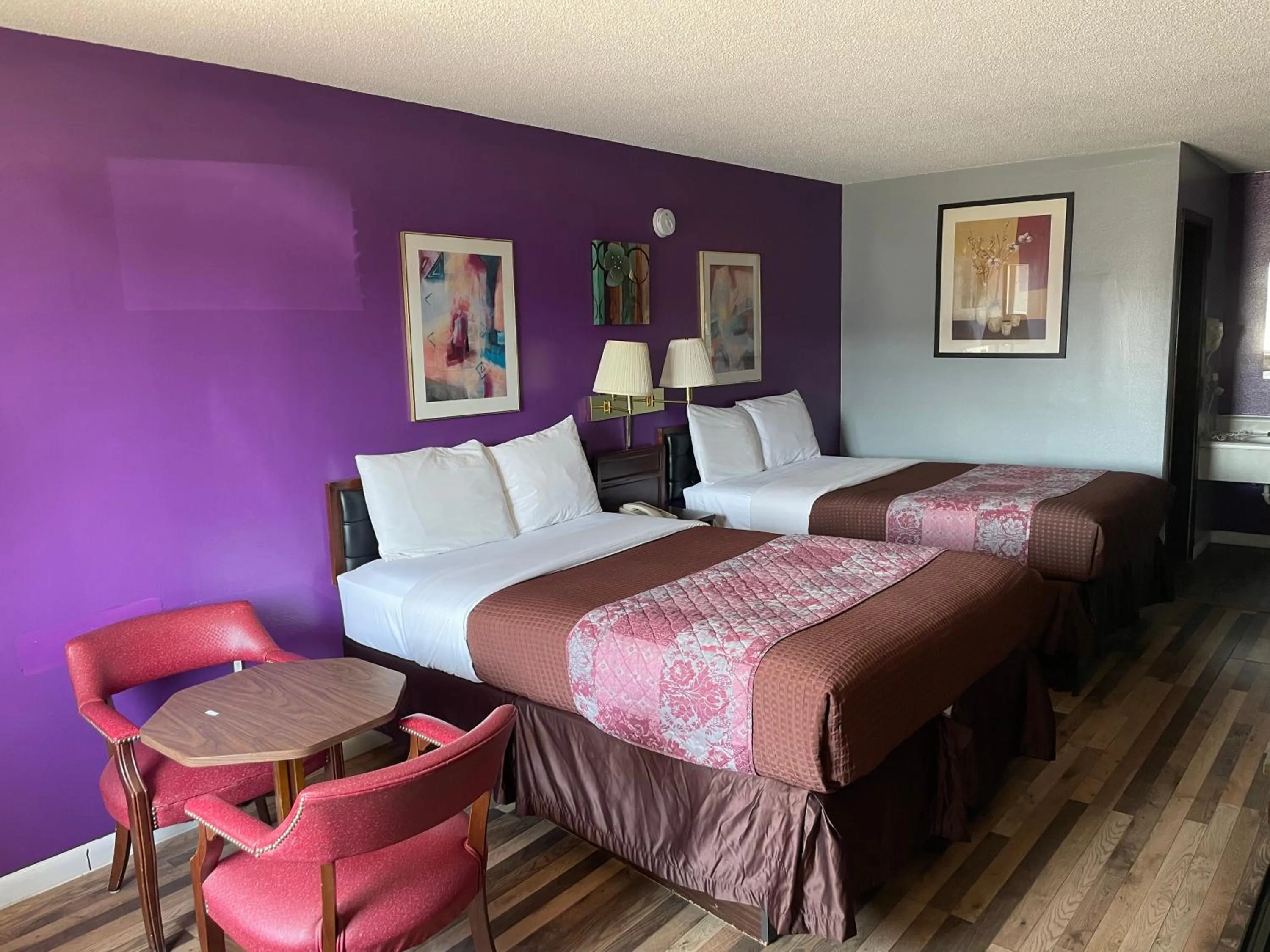 Bed in Budget Host Inn