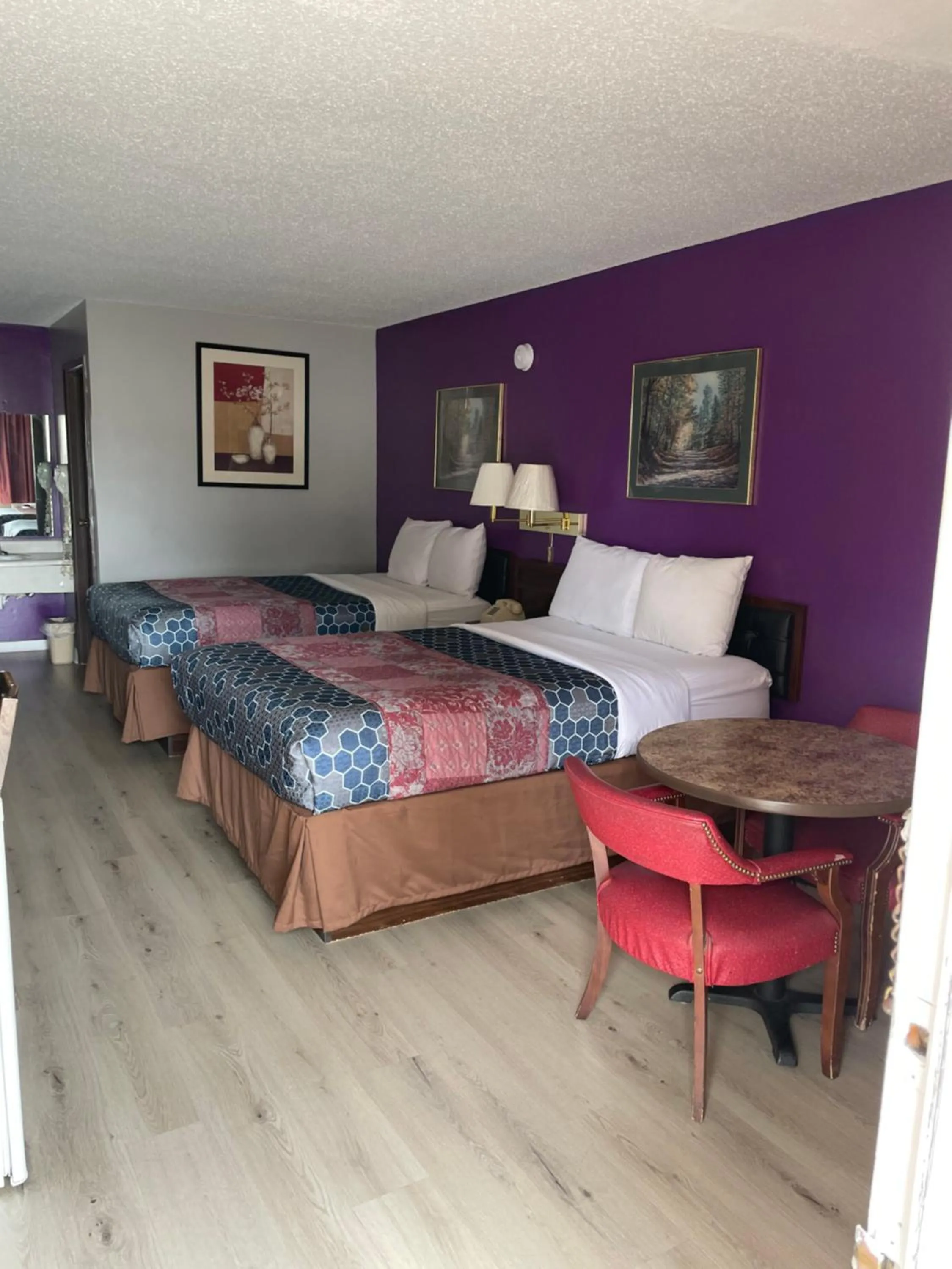 Bed in Budget Host Inn